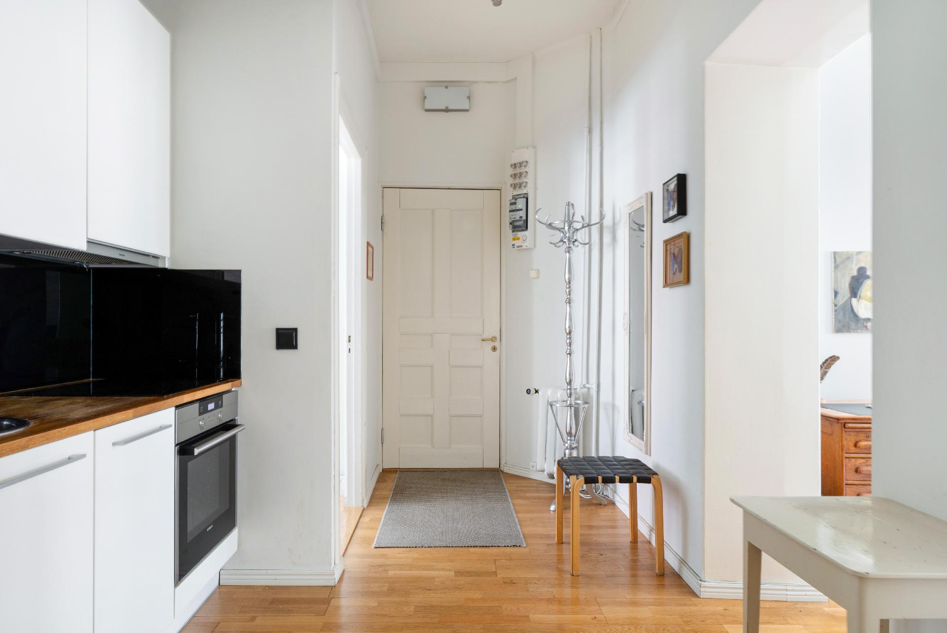 Avokeittiöstä eteisen suuntaan