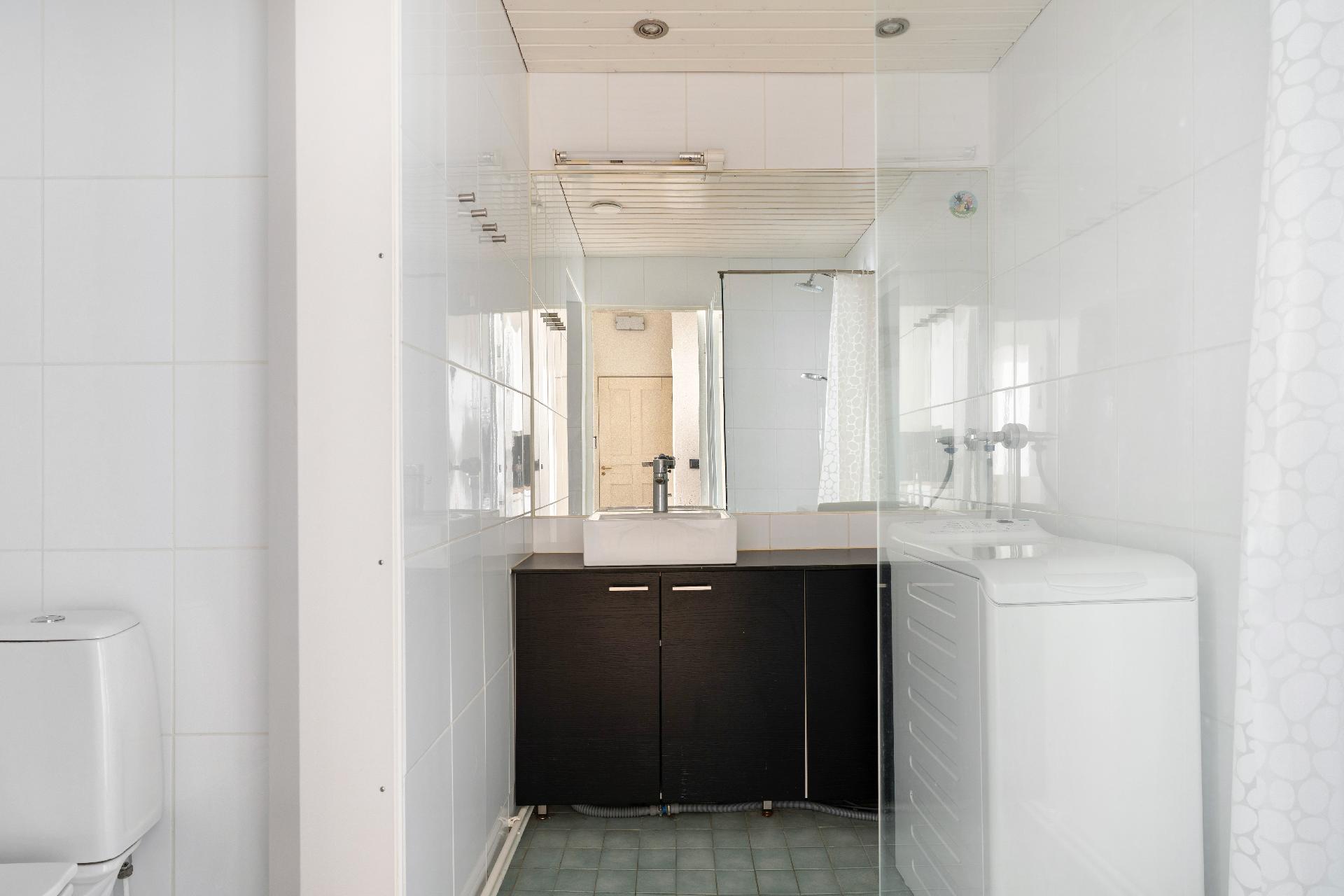 Kylpyhuone ja edessä erillinen wc