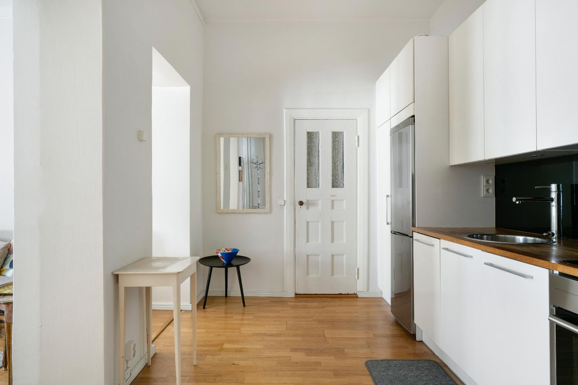 Eteisestä avokeittiön suuntaan