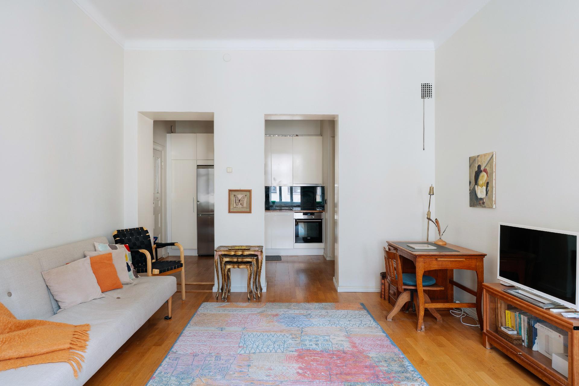 Olohuoneesta keittiöön päin