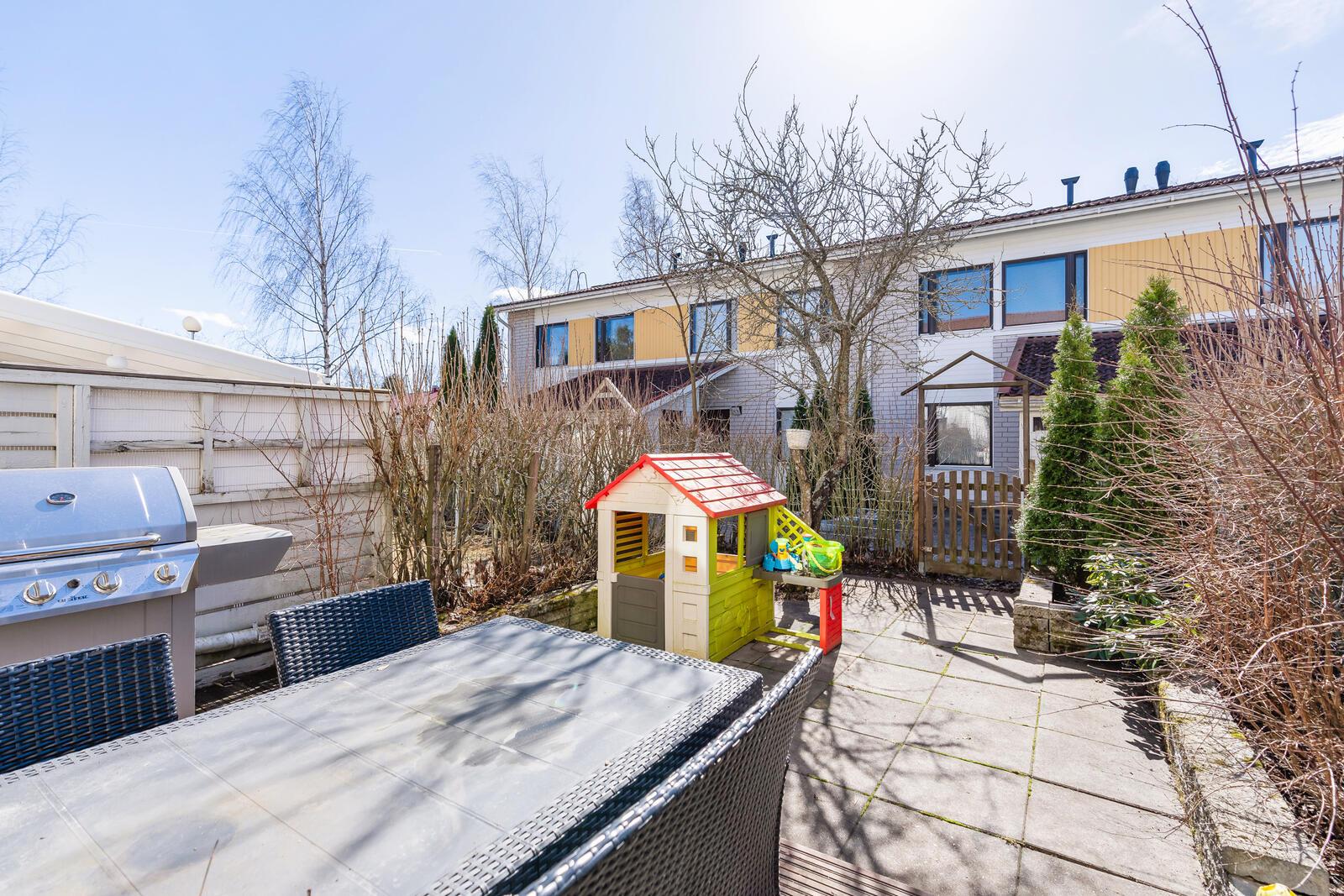 Asunnon piha ja terassi