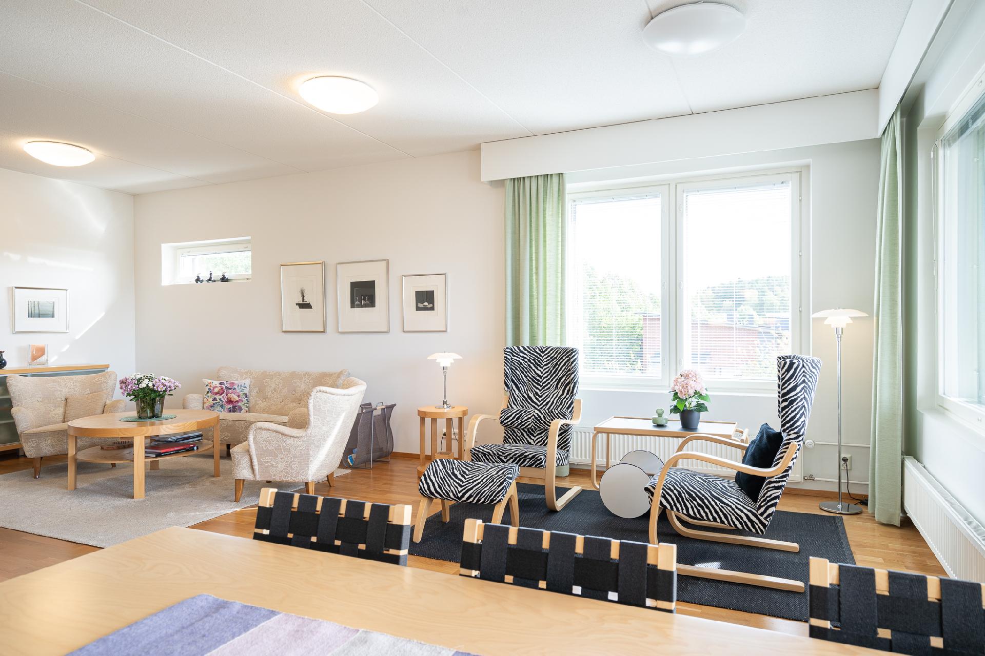 Valoisan olohuoneen ikkunallinen nurkkaus