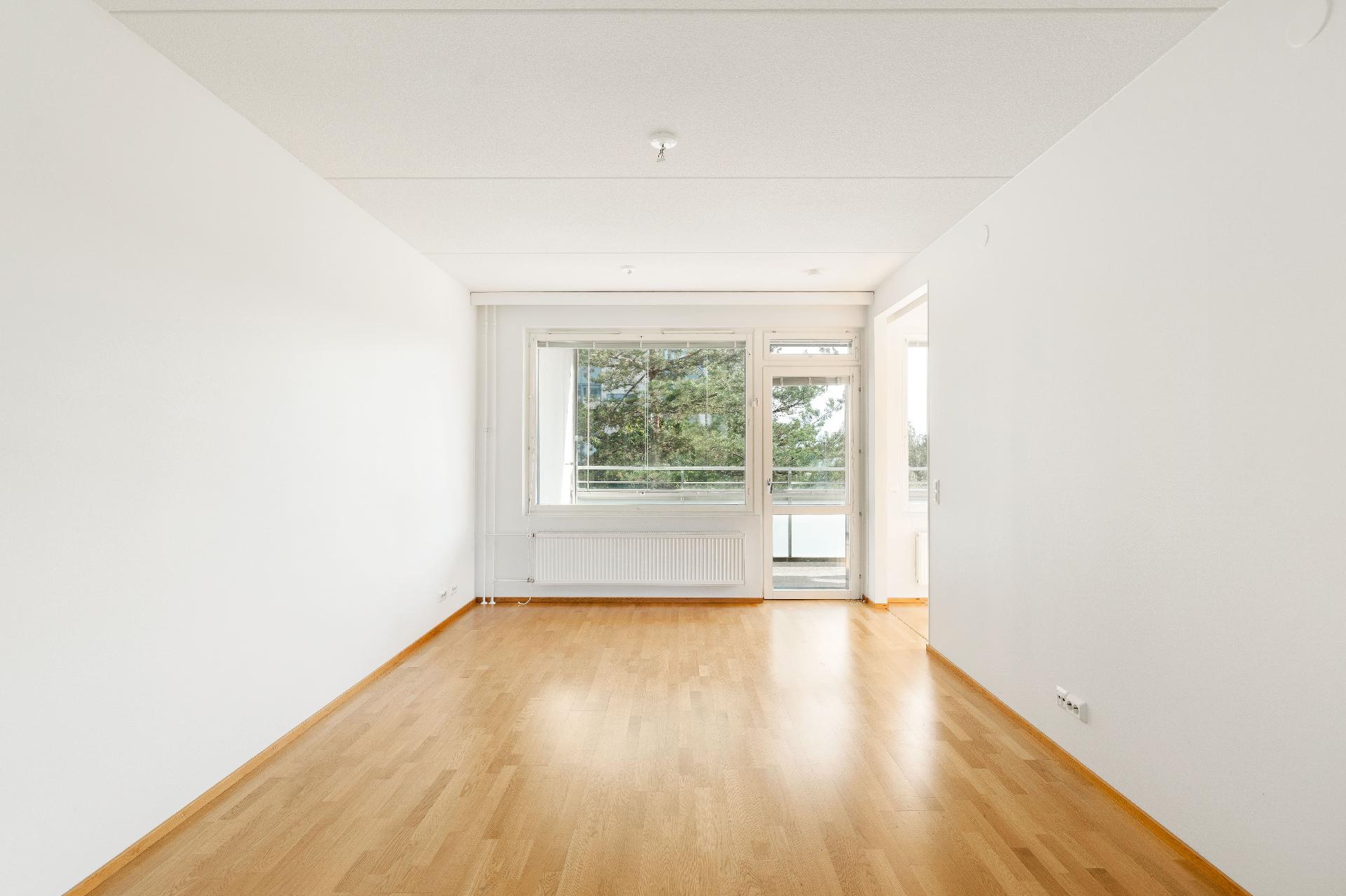 Olohuoneesta käynti lasitetulle parvekkeelle.