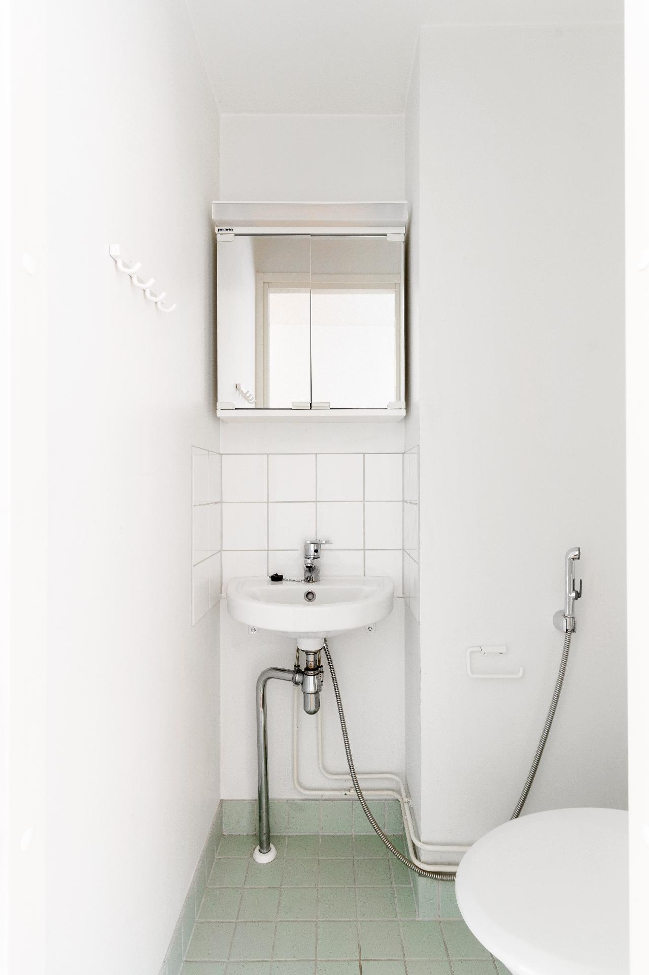 Eteisessä erillinen wc.