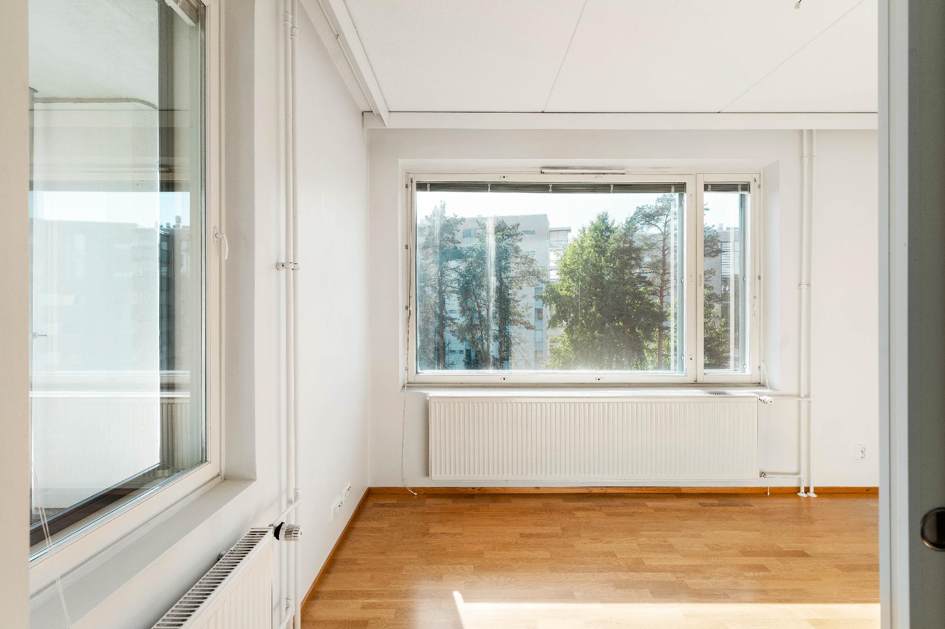 Päämakuuhuoneessa ikkunat kahteen eri suuntaan.