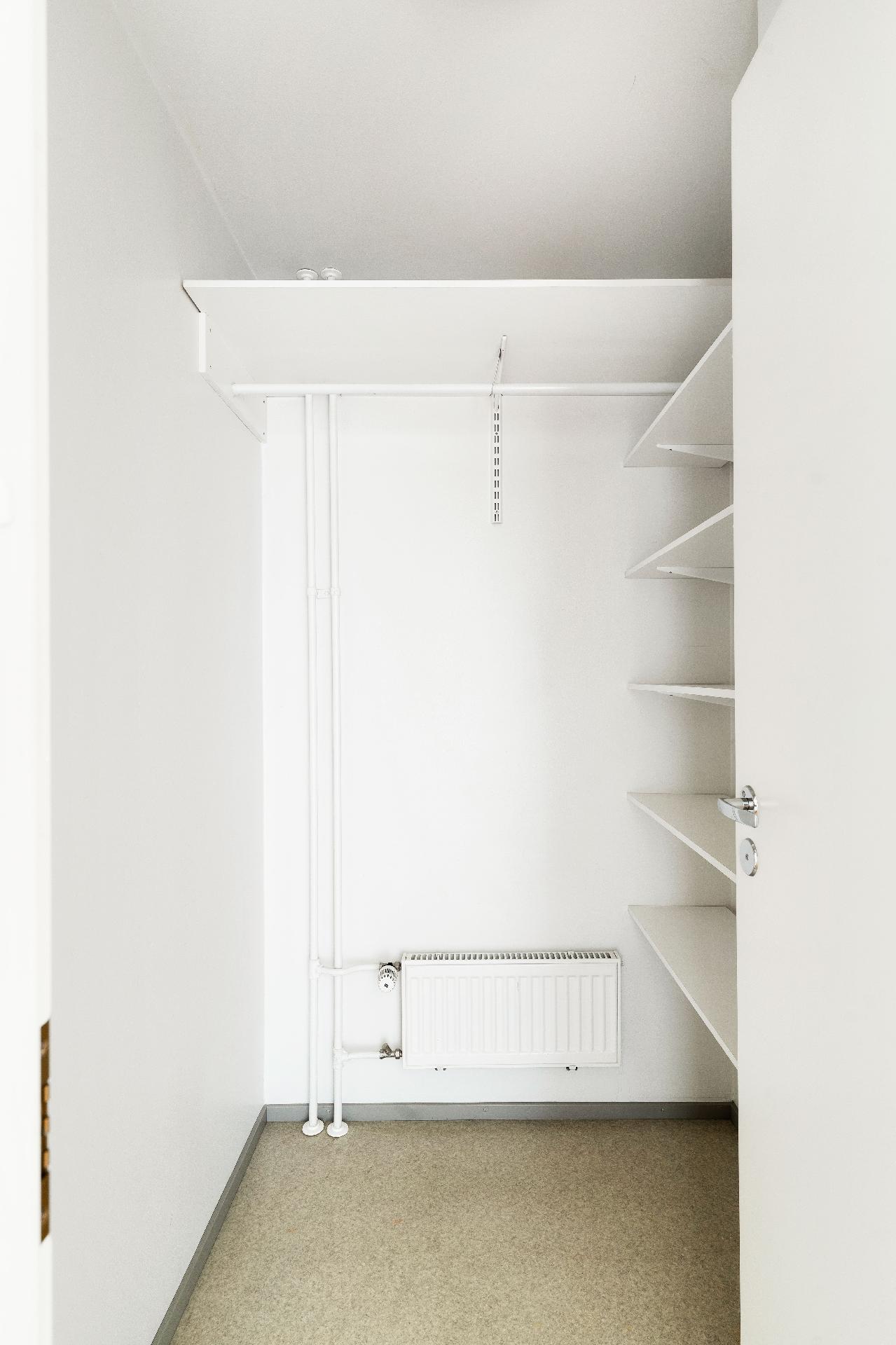 Kylpyhuoneen vierestä löytyy vaatehuone.