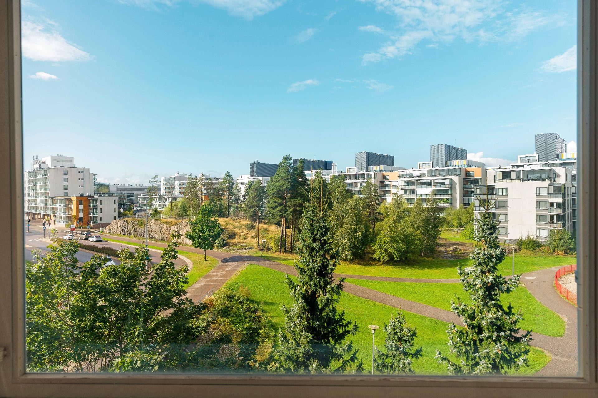 Huoneesta kauniin vehreät maisemat.