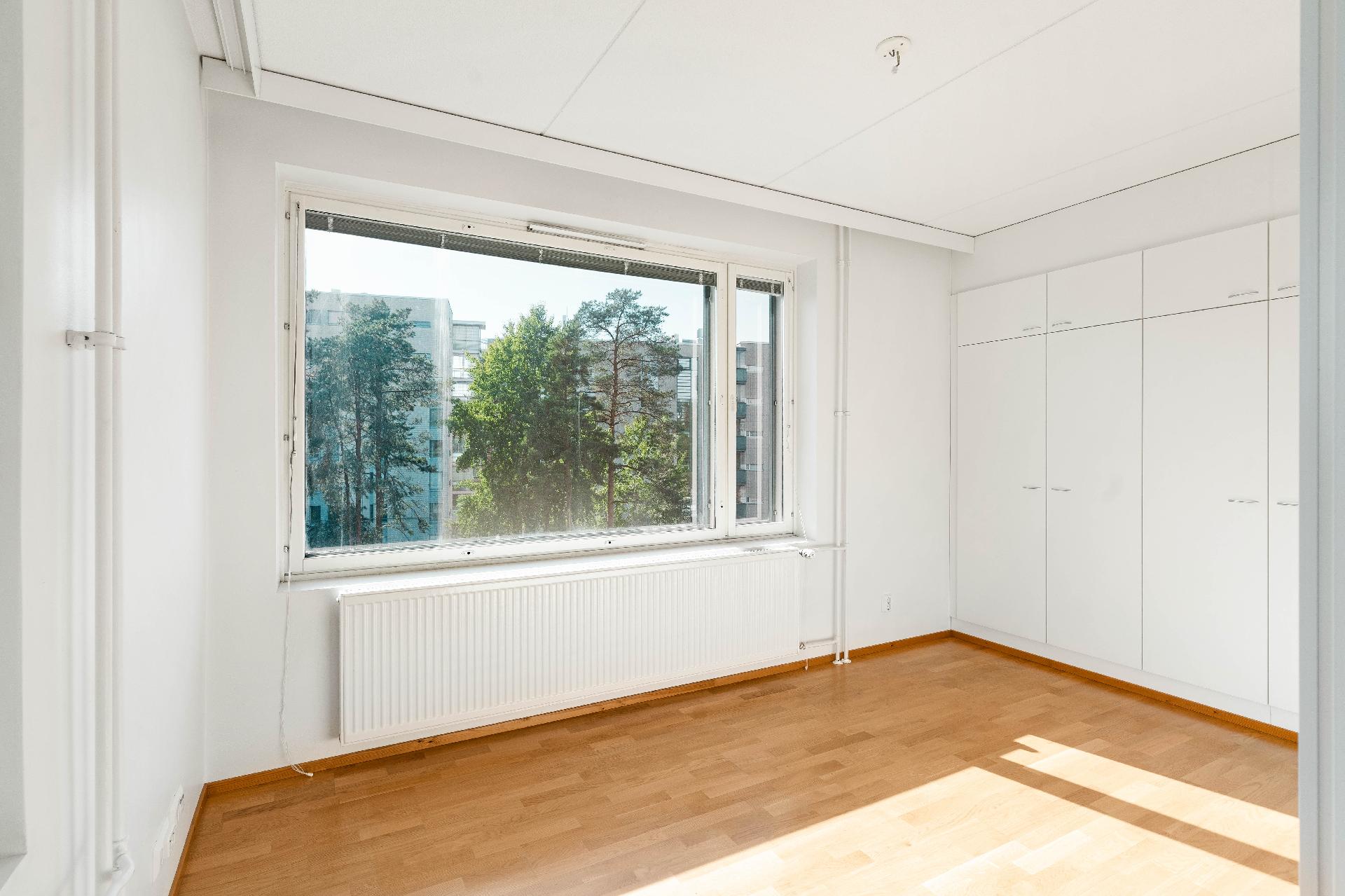 Päämakuuhuoneessa runsaasti kaappitilaa