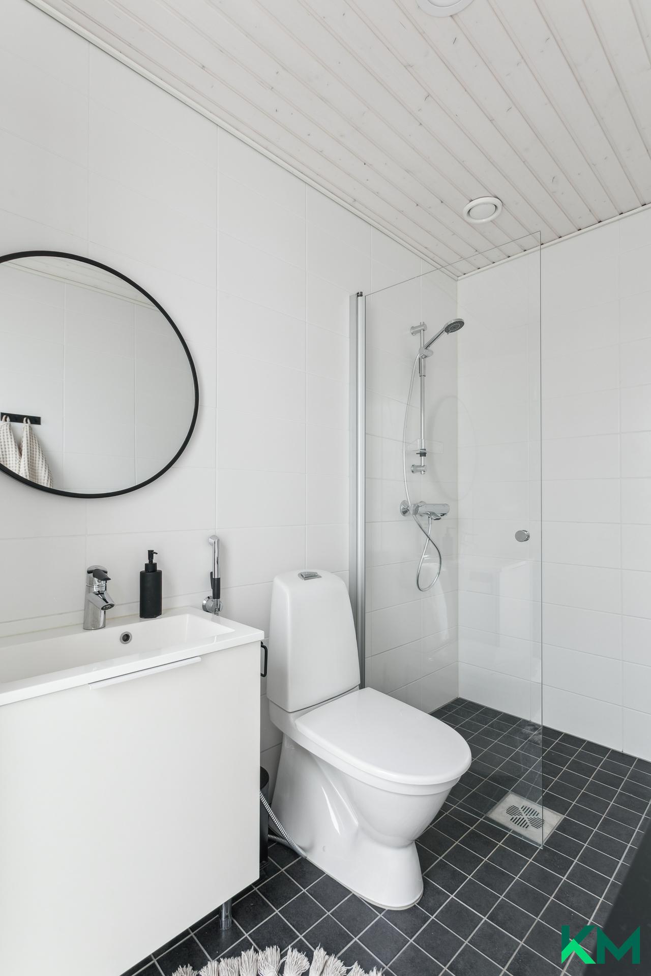 Alakerran kylpyhuone-wc