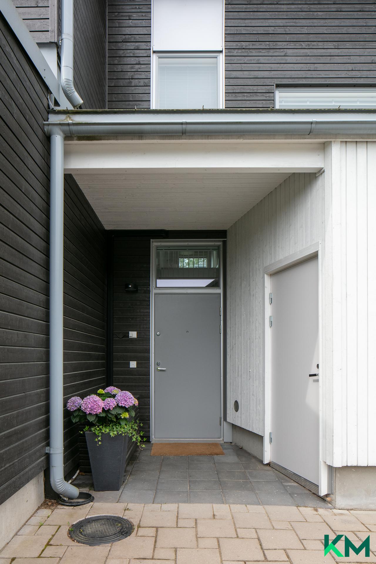 Sisäänkäynnin vieressä iso lämmin varasto