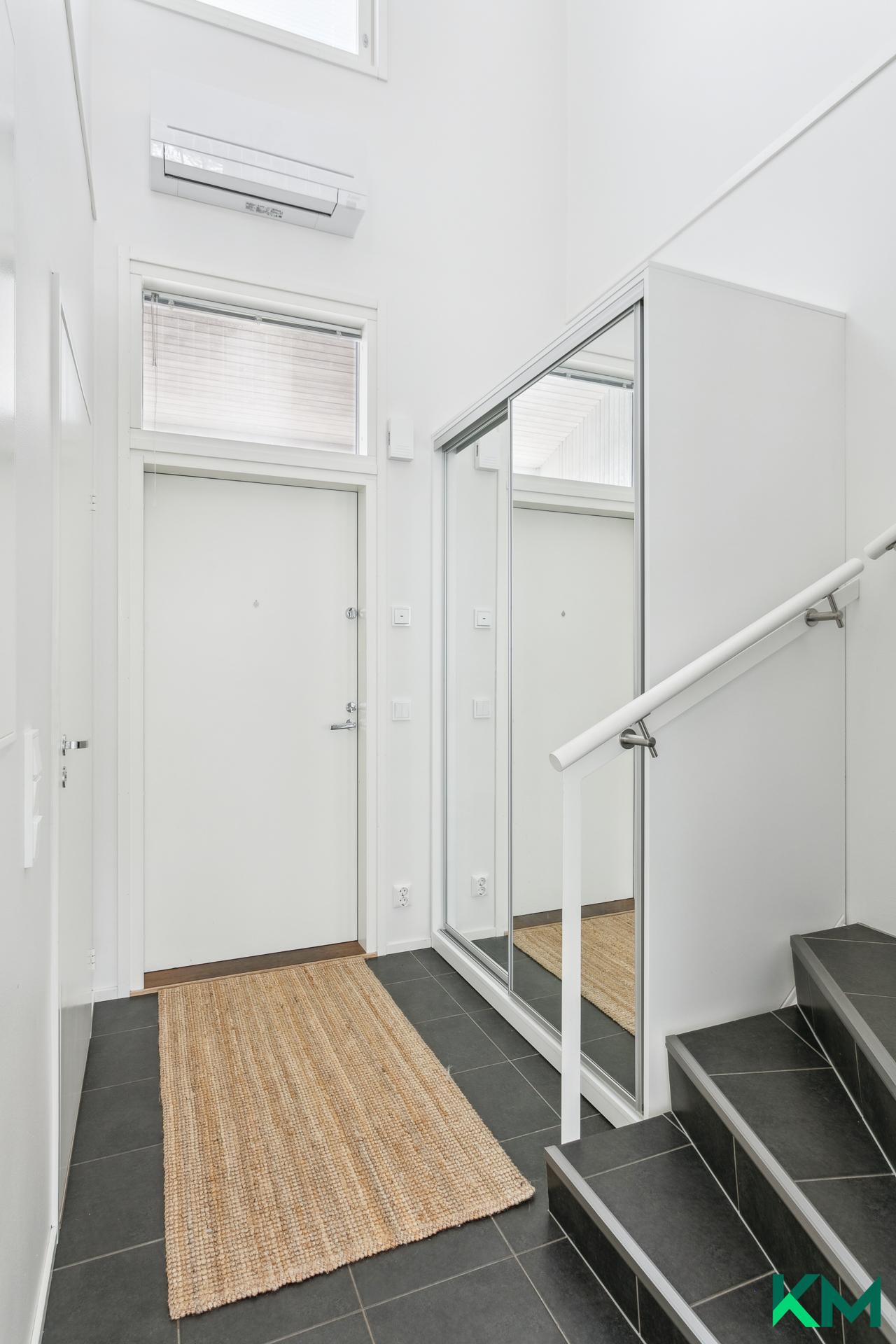 Korkea eteistila, jossa hyvin kaappitilaa