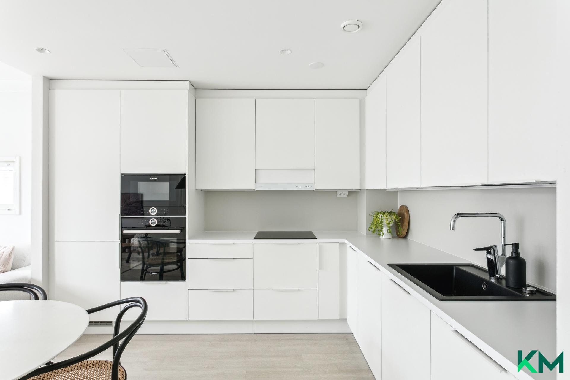 Iso keittiö laadukkaine ja integroituine kodinkoneineen