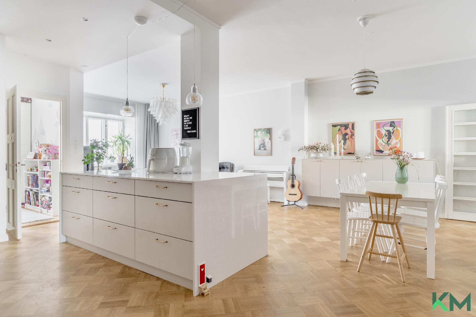 valoisa olohuone/keittiö