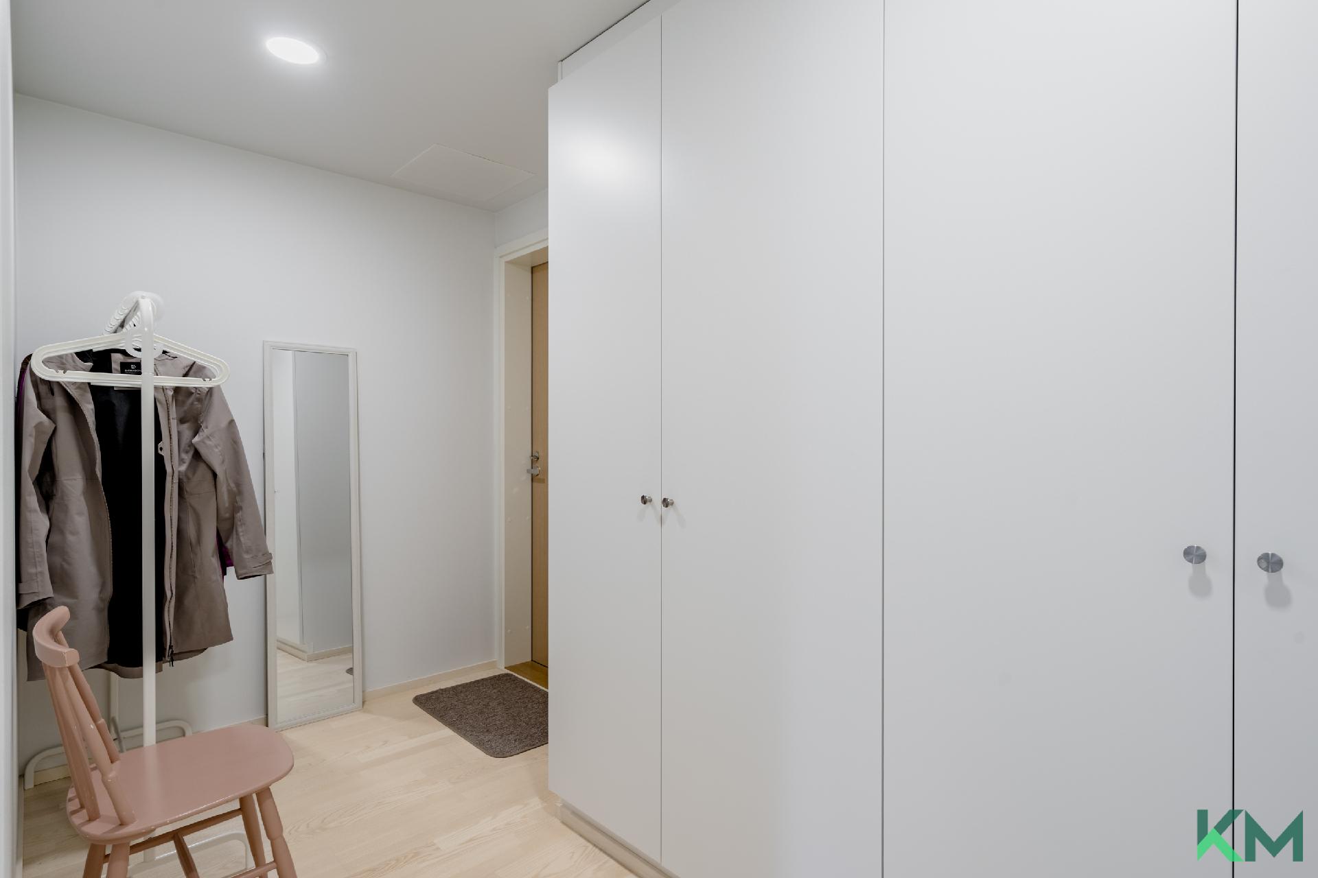 Eteisessä on hyvin kaappitilaa.