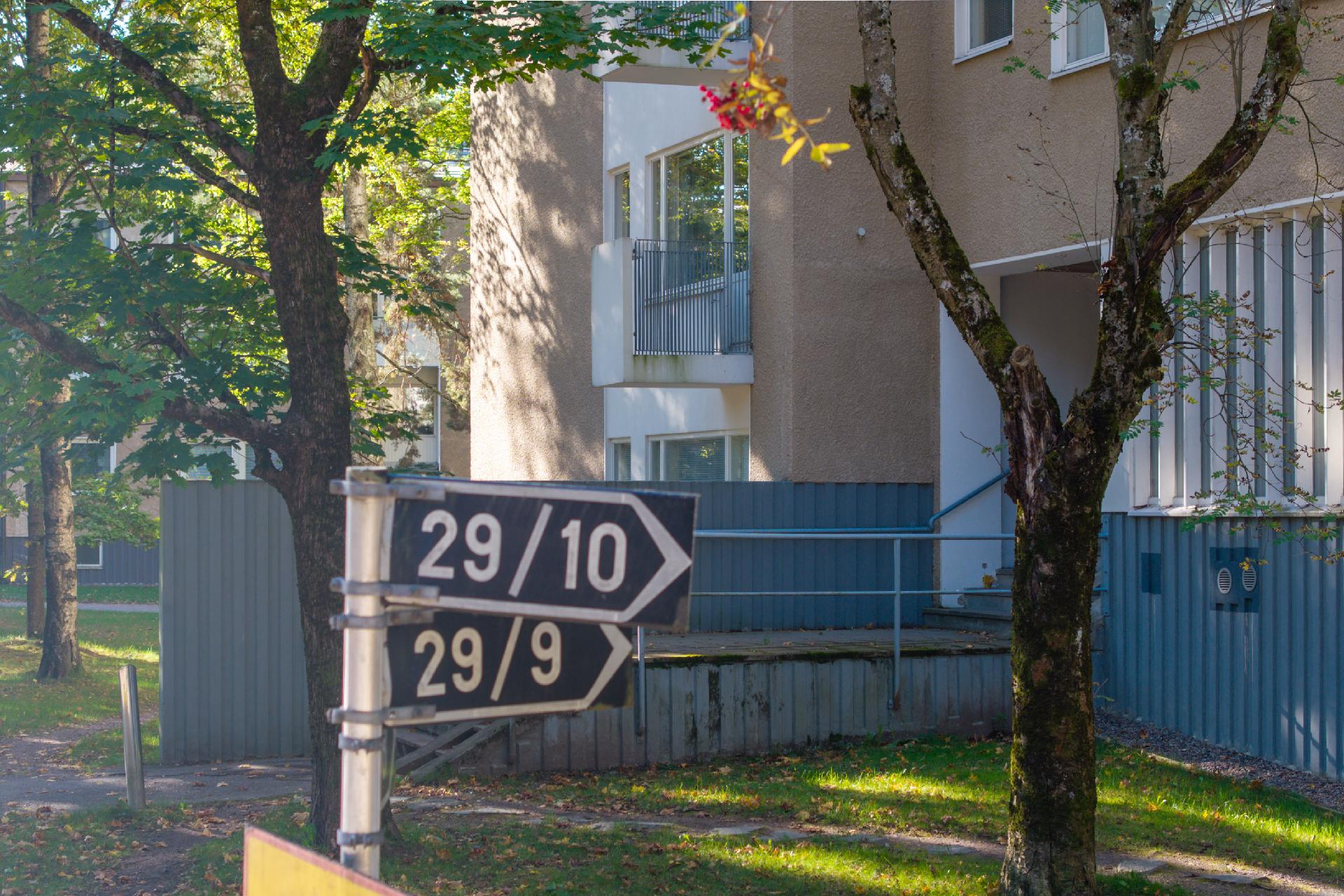 Naapuritalossa on kerhohuone, jossa on mm. järjestetty lapsille ohjelmaa.