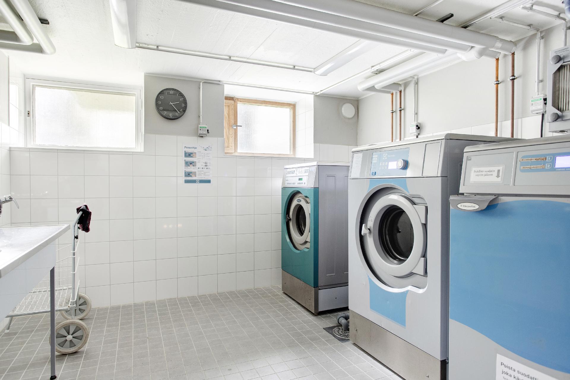 Taloyhtiön pesulatilat.