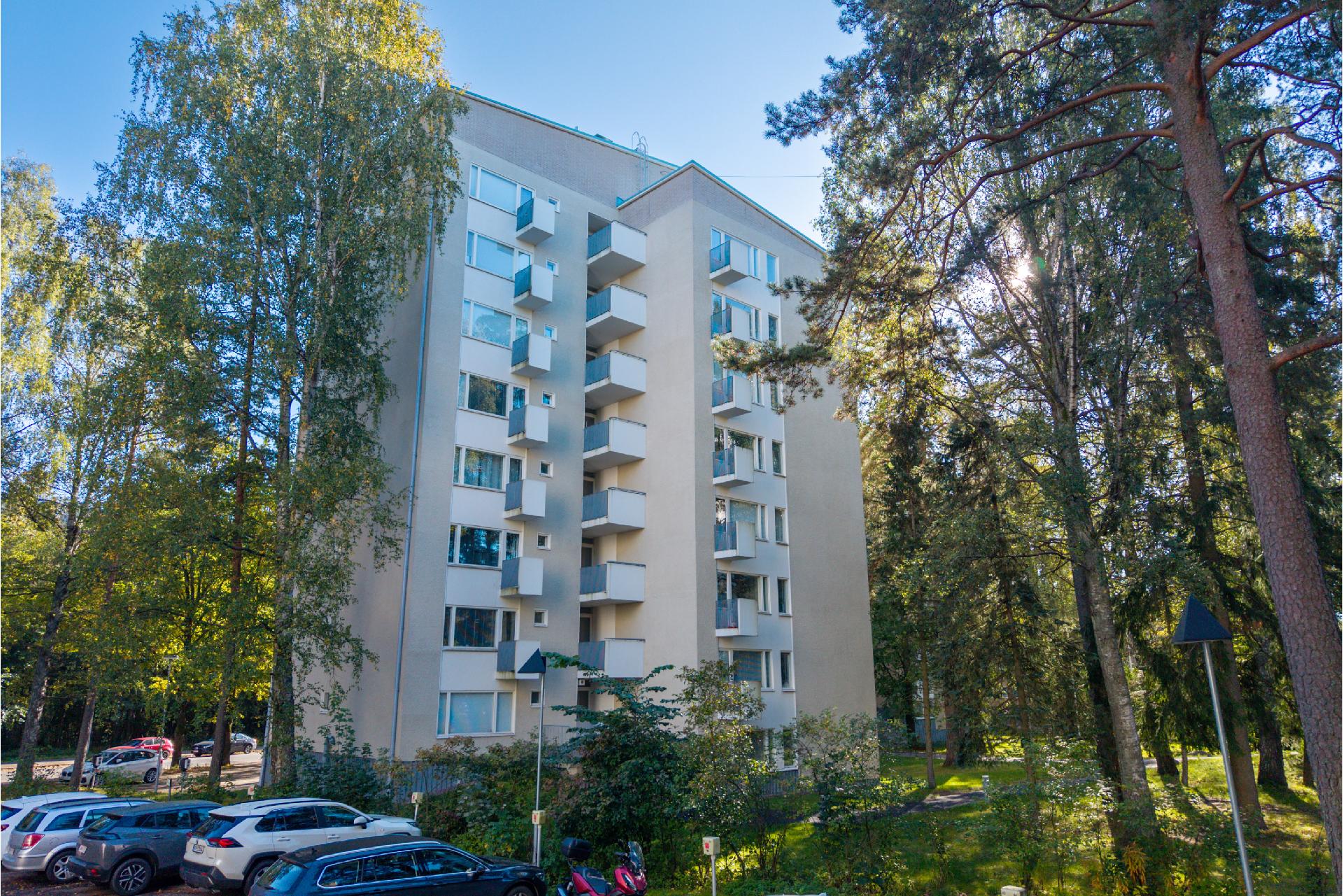 Asunnon parveke on oikeassa linjassa 4.kerroksessa.