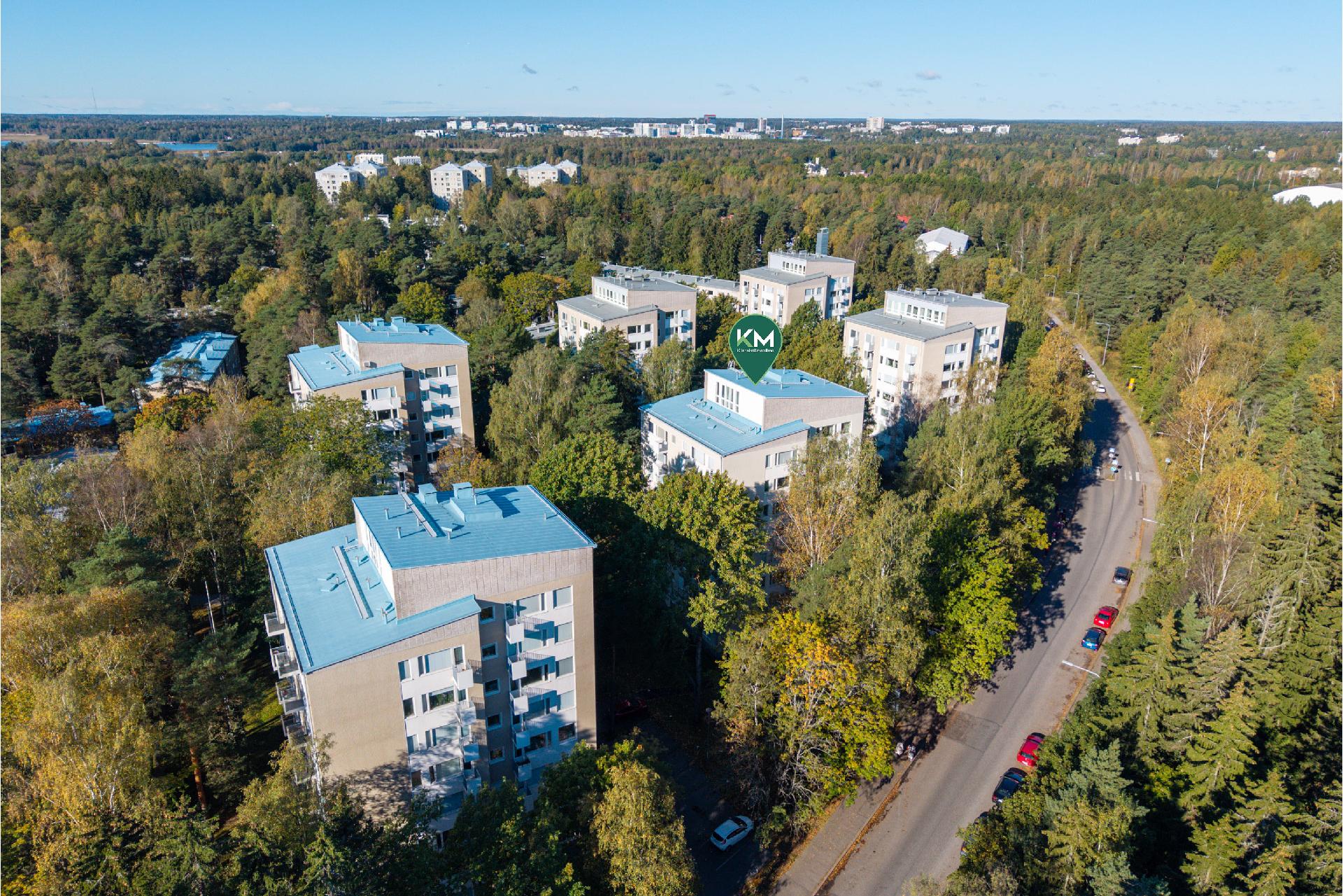 Talot nro 8, 9, 10 ovat korkeampia muita yhtiön taloja.