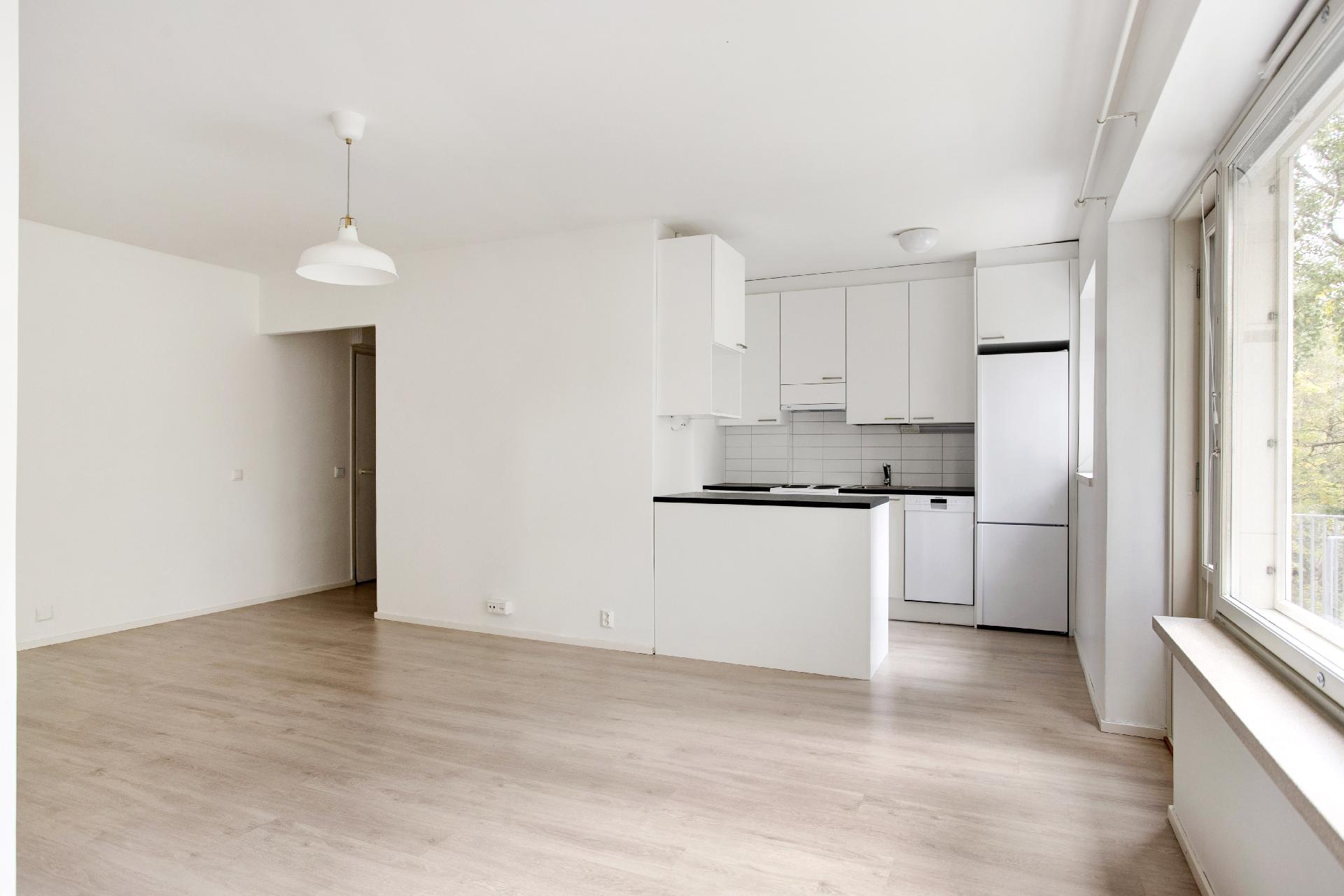 Keittiö ja lattiat on uusittu putkisaneerauksen yhteydessä 2019.