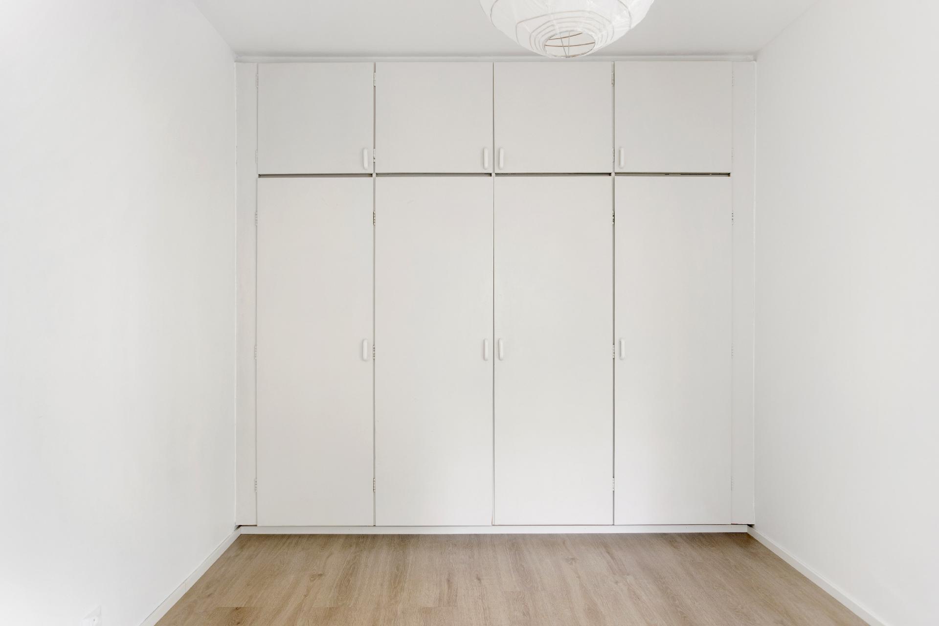 Makuuhuoneessa on hyvin säilytystilaa.