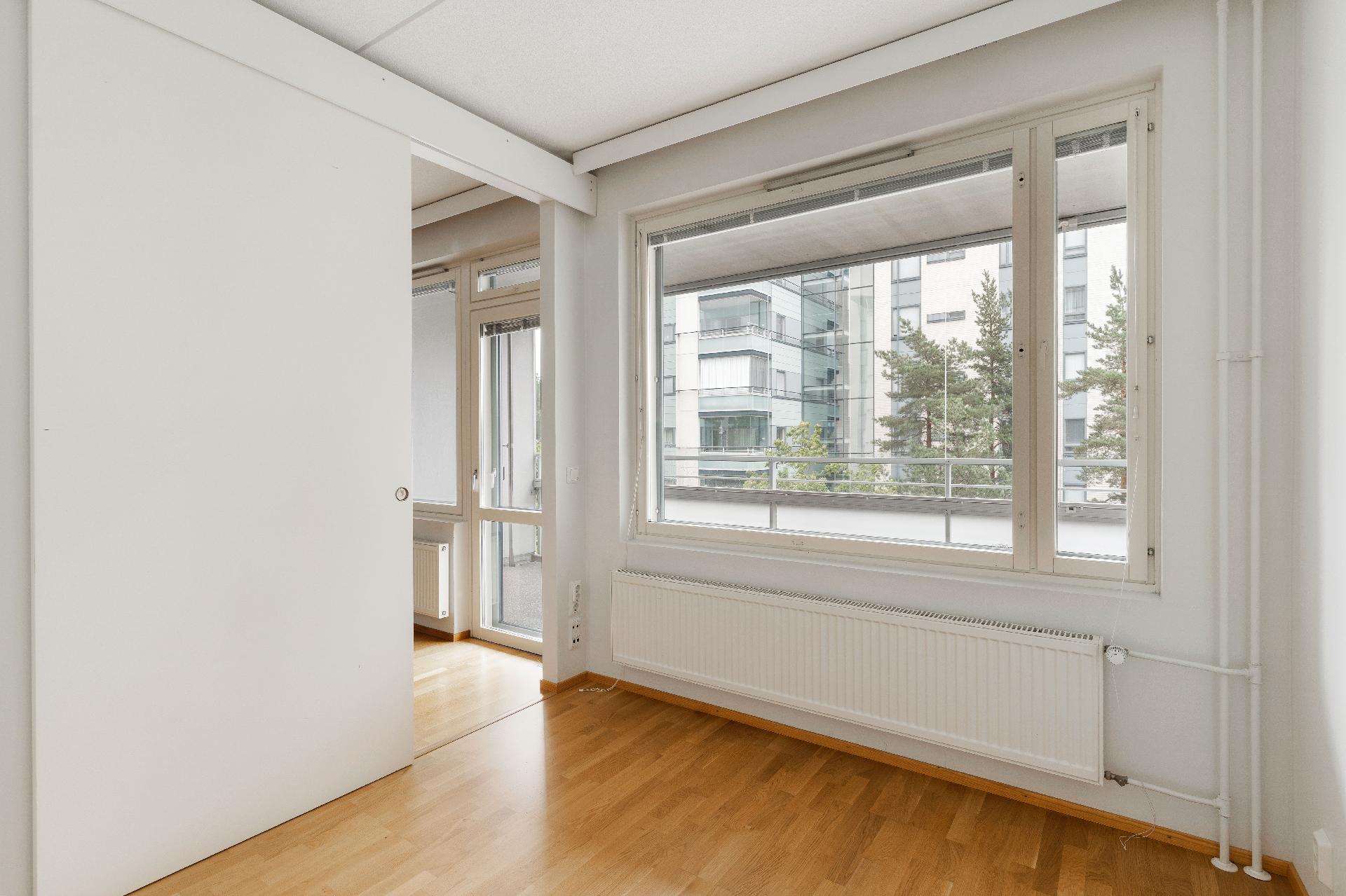 Makuuhuoneesta rauhalliset näkymät sisäpihalle.