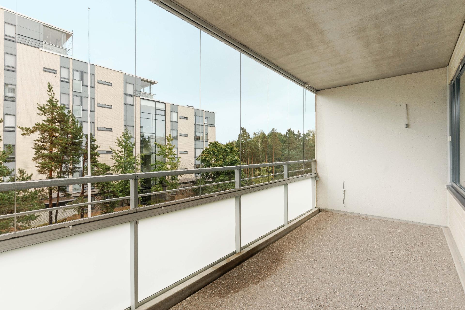 Suuri parveke vehreän sisäpihan suuntaan