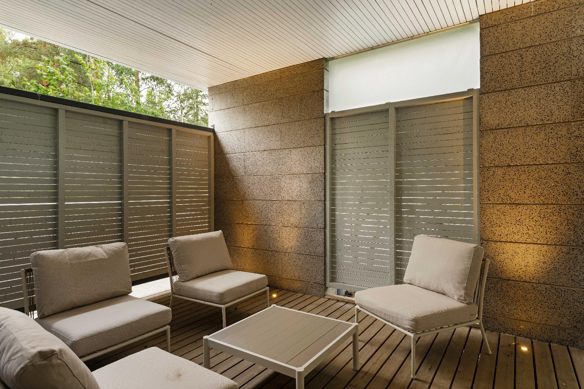 Saunasta pääsee vilvoitteluterassille