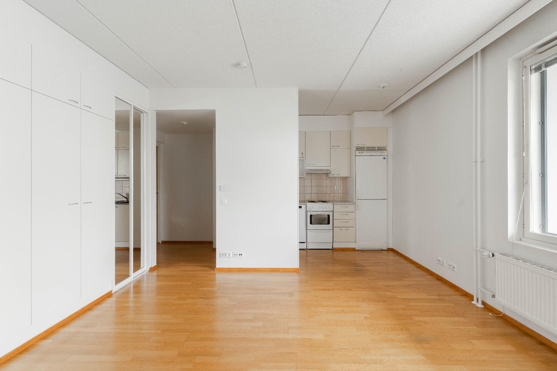 Edessä eteinen ja keittiönurkkaus