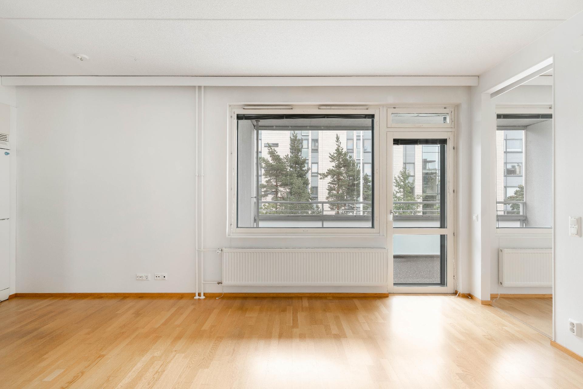 Olohuoneesta käynti lasitetulle parvekkeelle