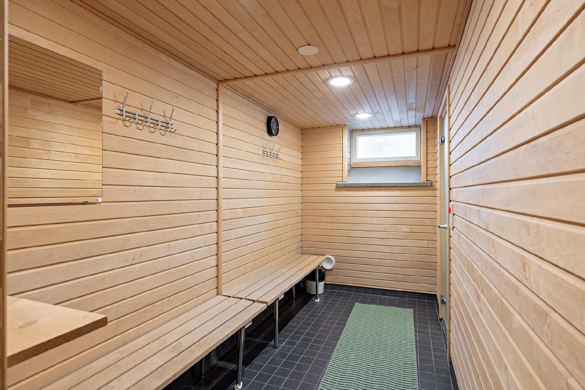 Yhtiön saunatila kellarissa