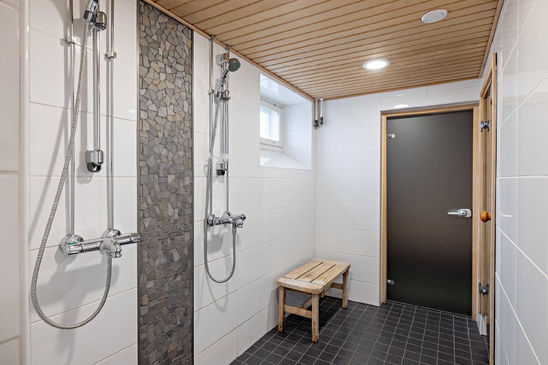 Yhtiön saunatila kellarissa