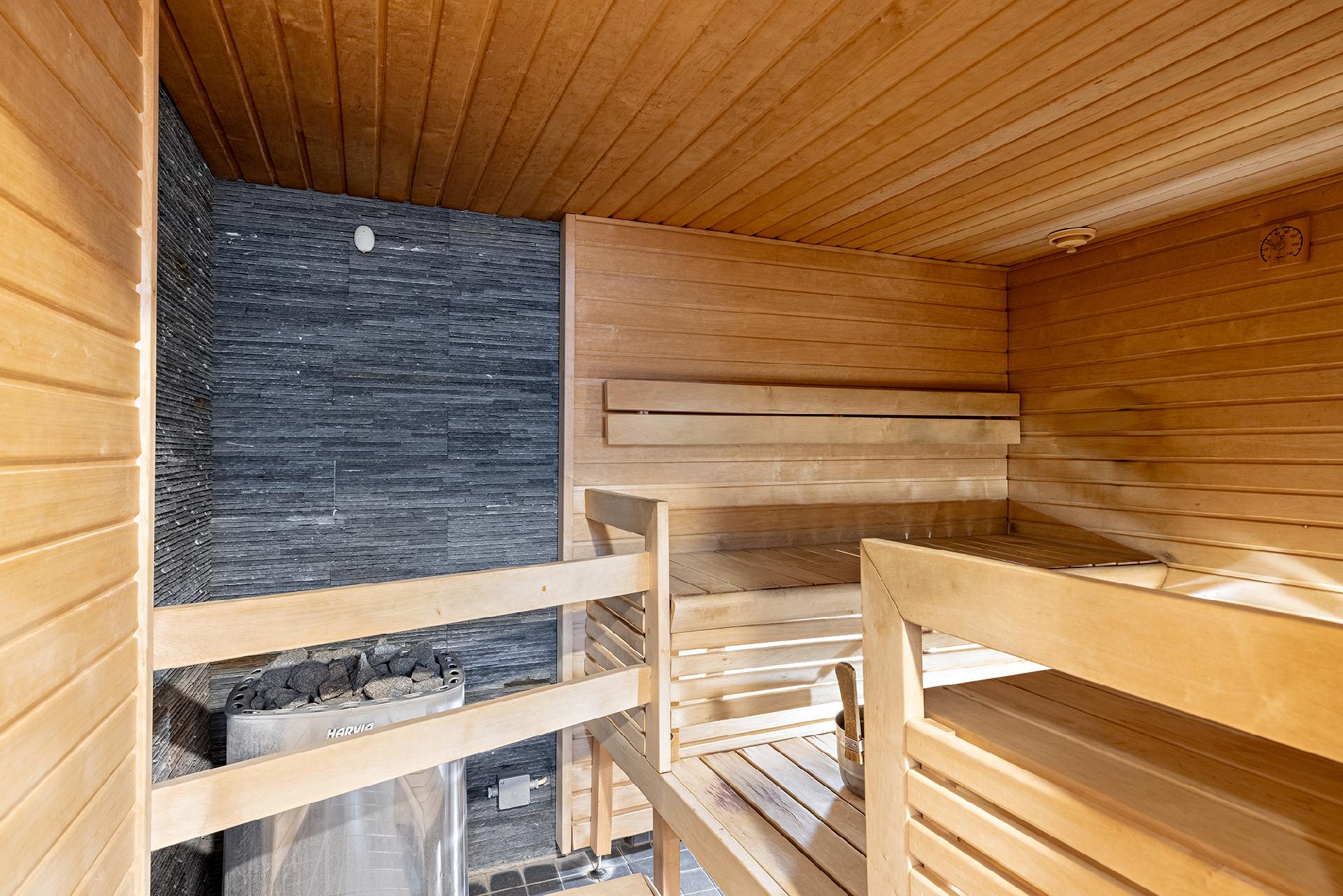 Yhtiön saunatila kellarissa