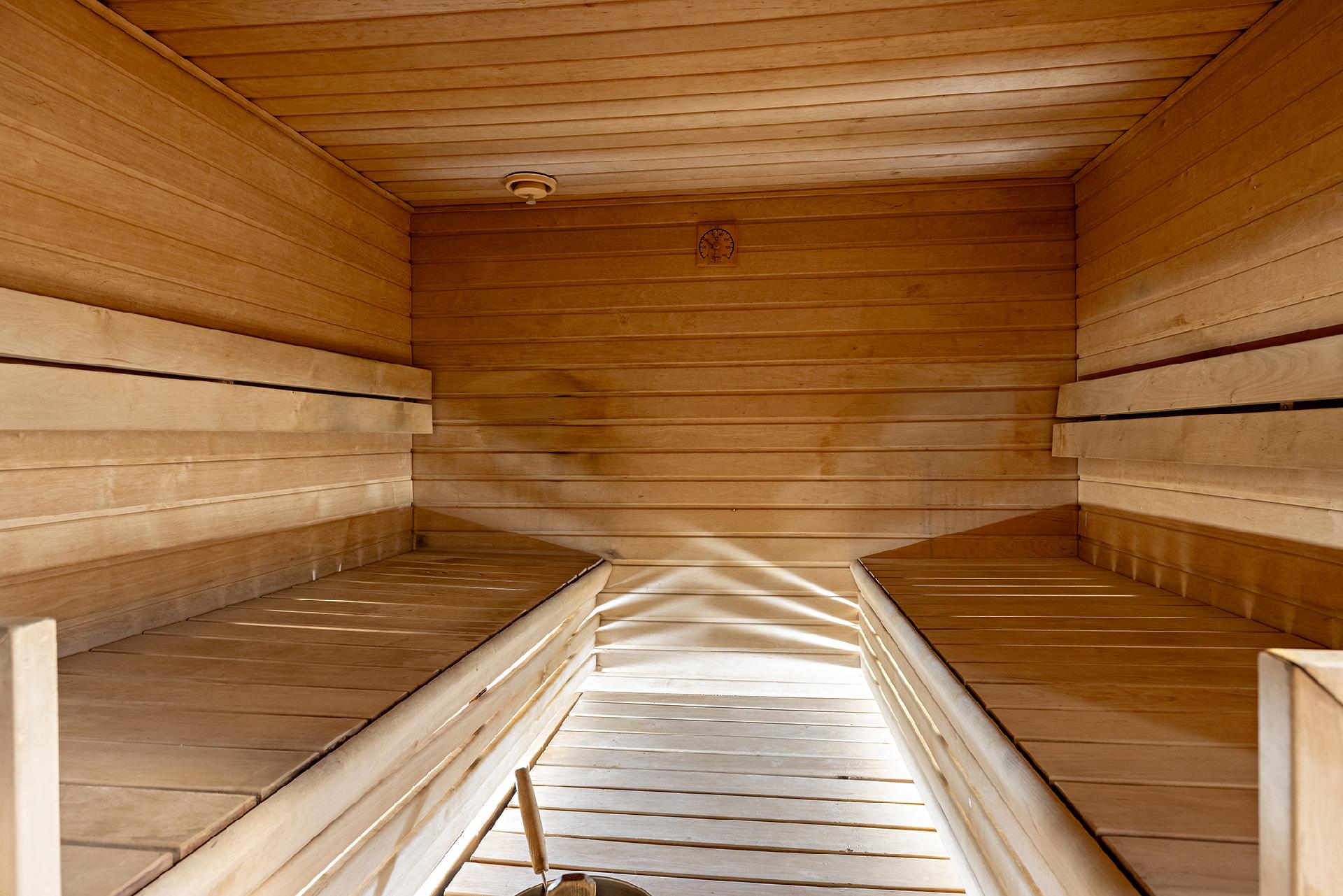 Yhtiön saunatila kellarissa