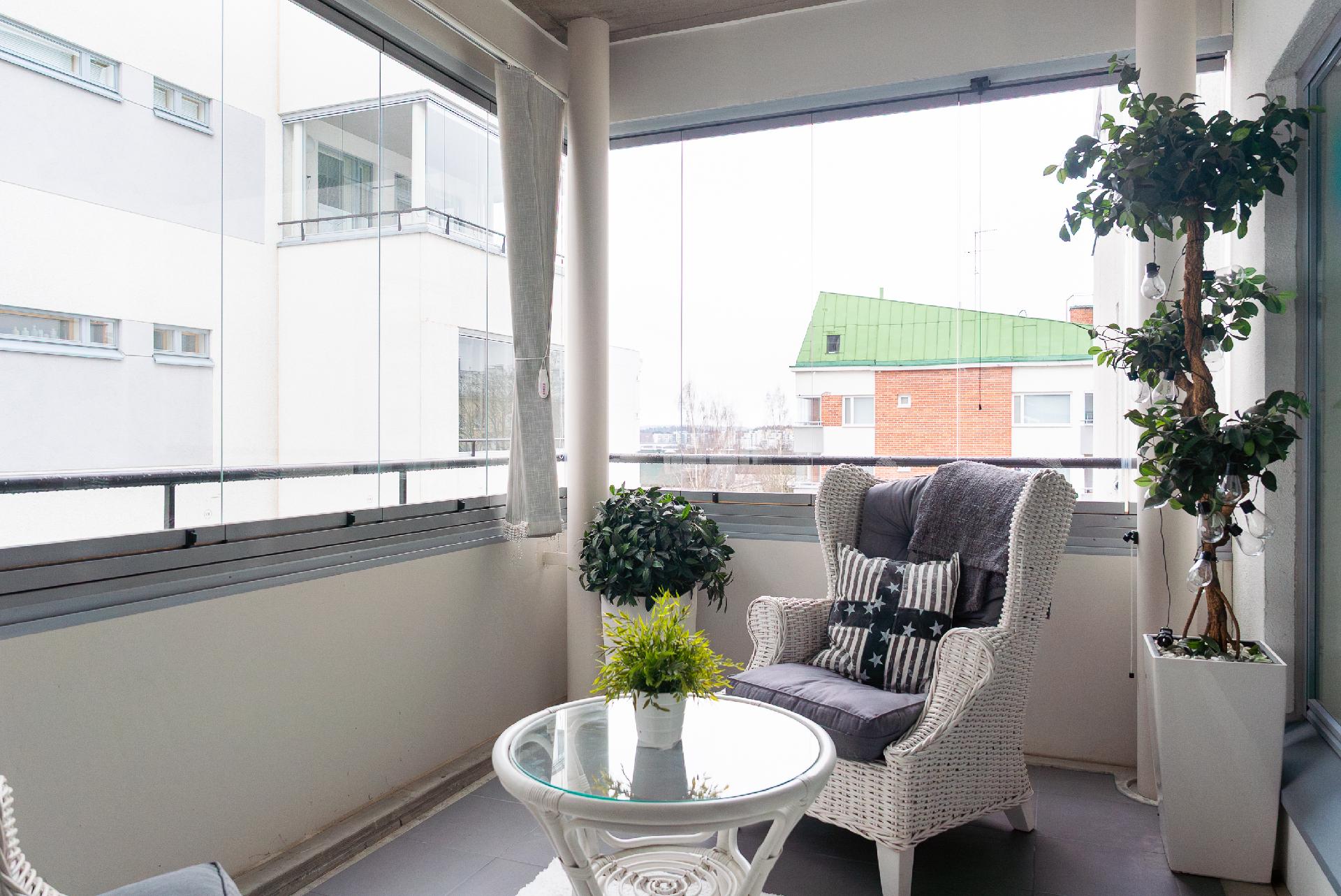 Tilava lasitettu parveke