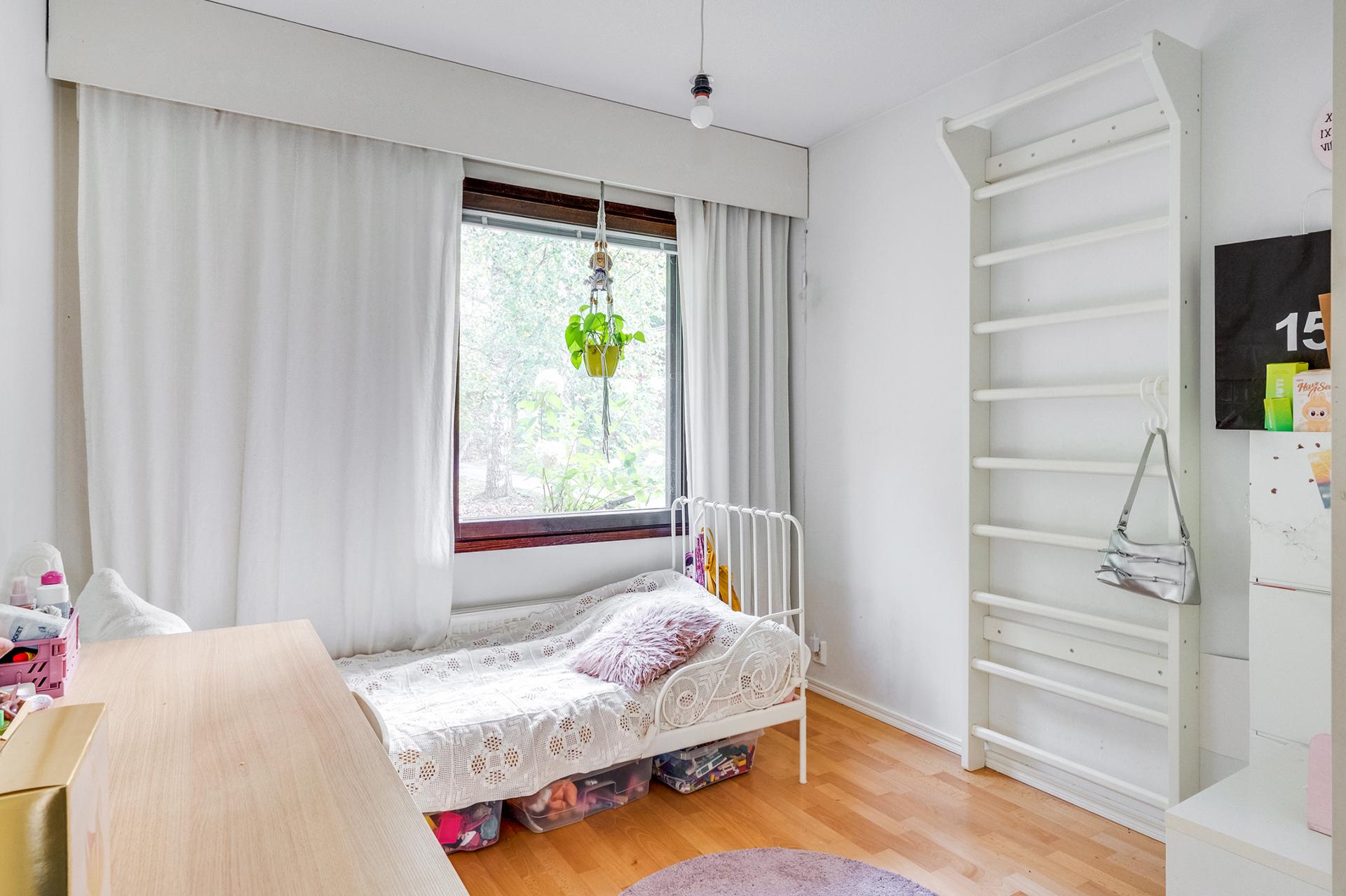 Makuuhuone 3, kaapisto oikealla