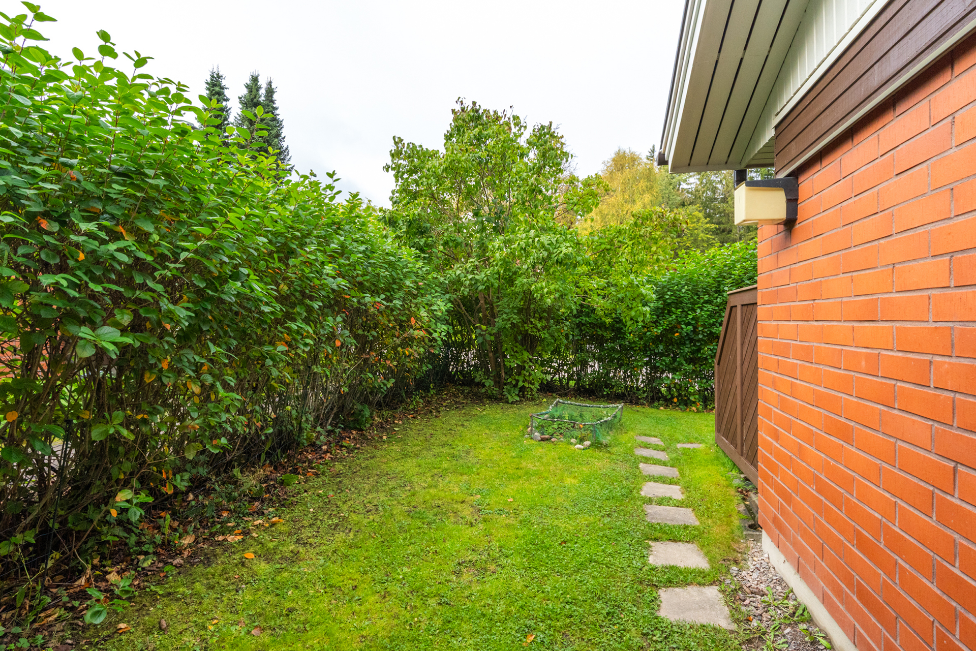 Nurmikkoa myös talon päädyssä