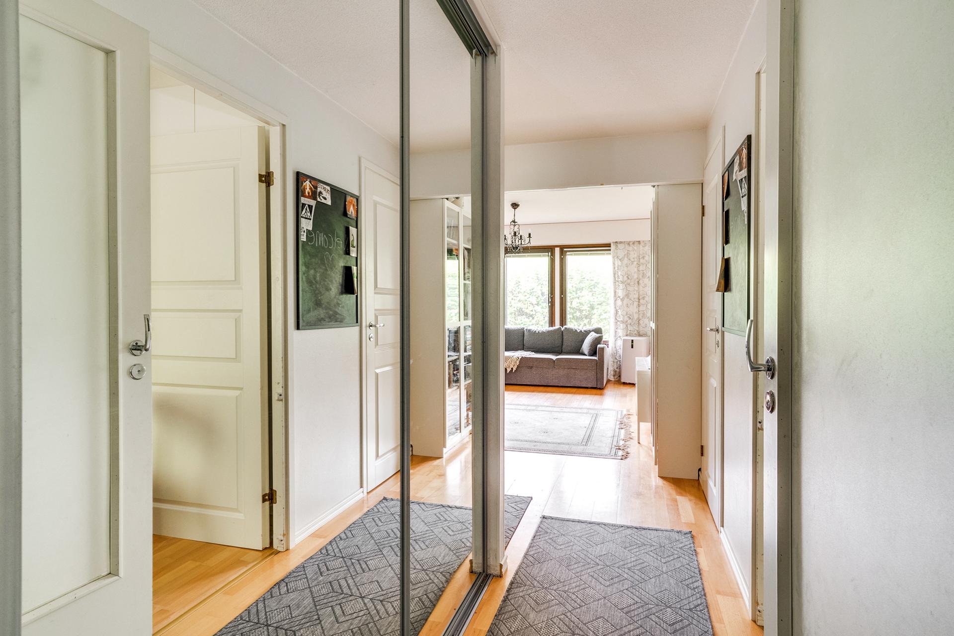 Eteisessä liukuovikaapisto