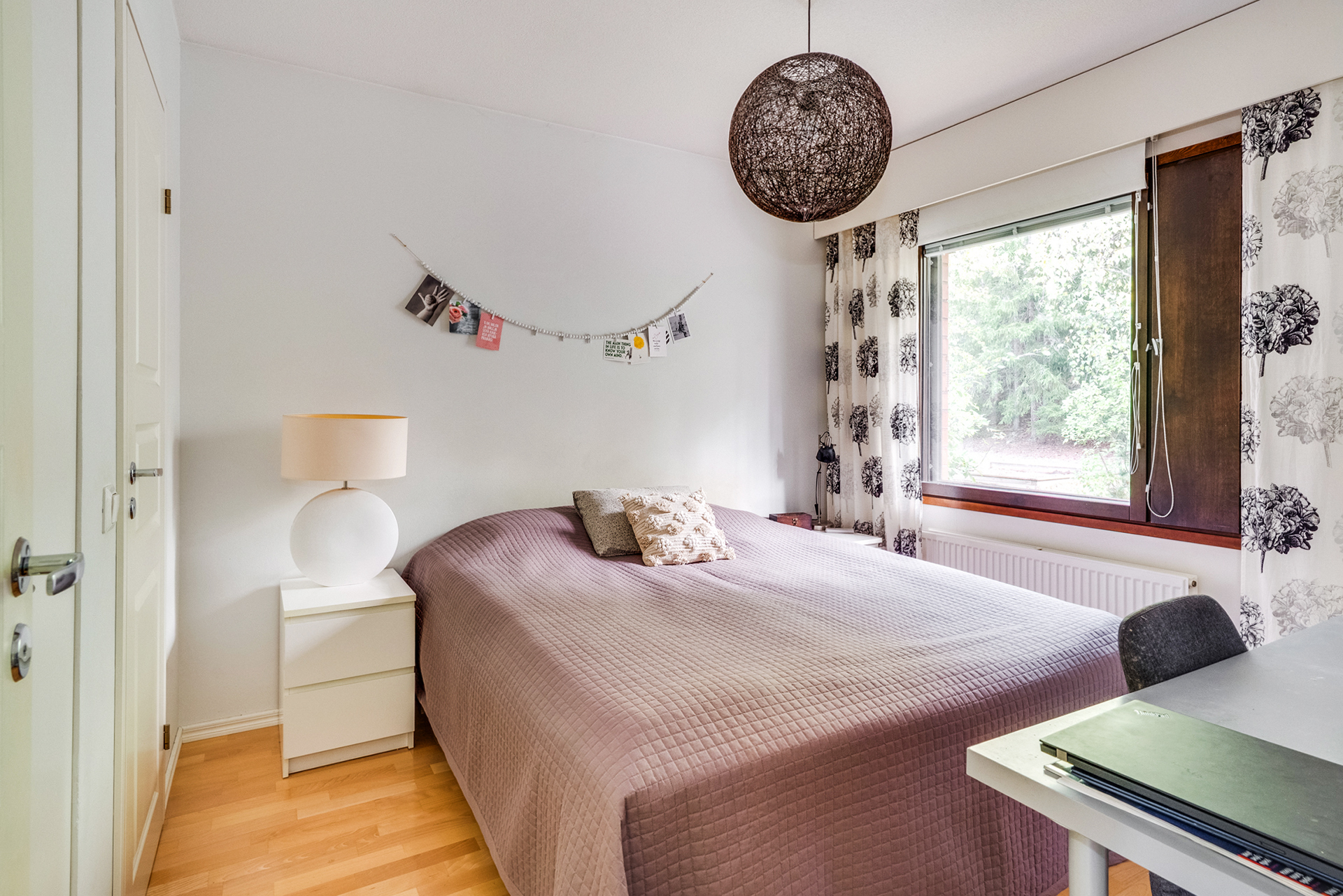 Makuuhuone 2, vaatehuone vasemmalla