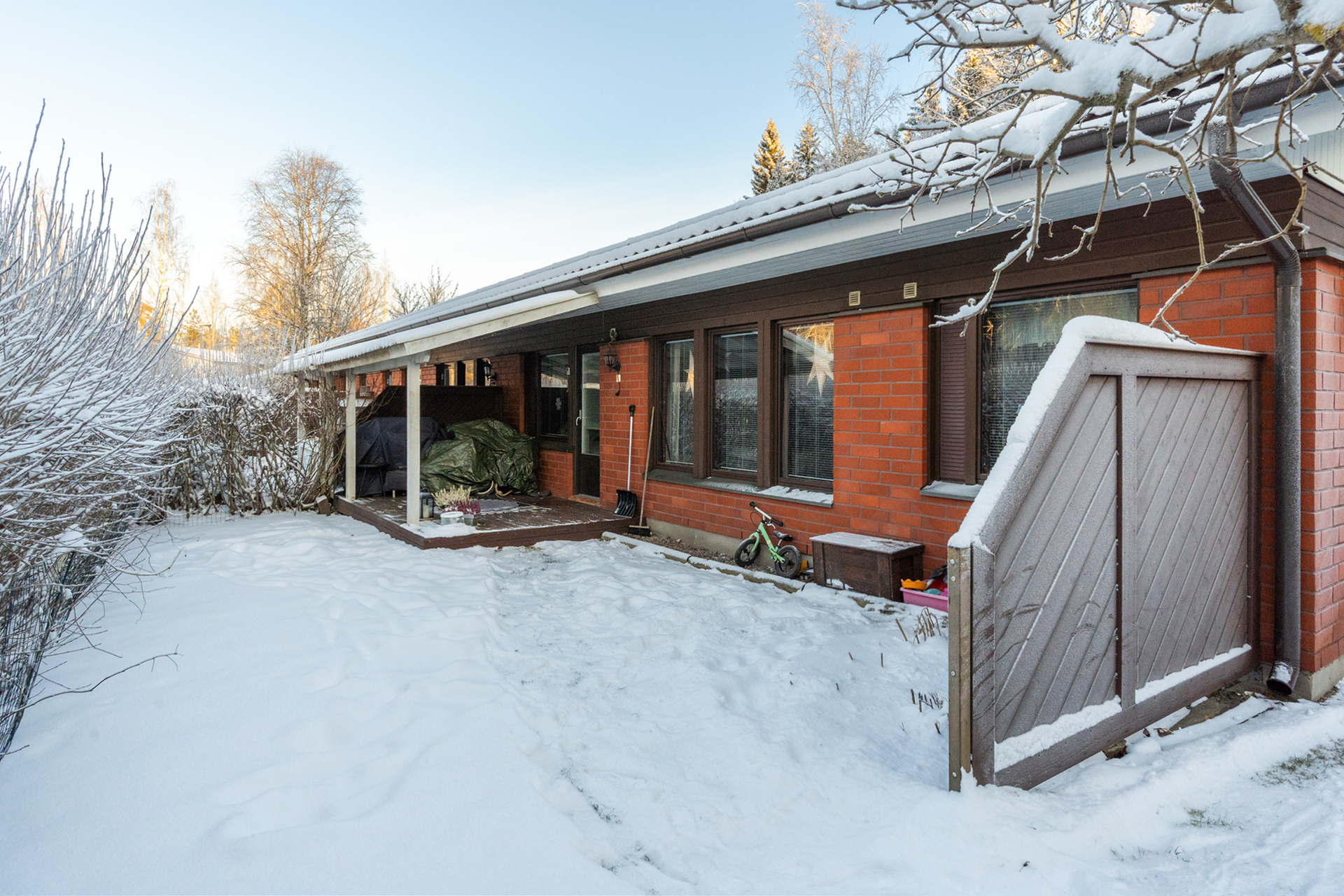 Viihtyisä terassi ja piha iltapäivän aurinkoon