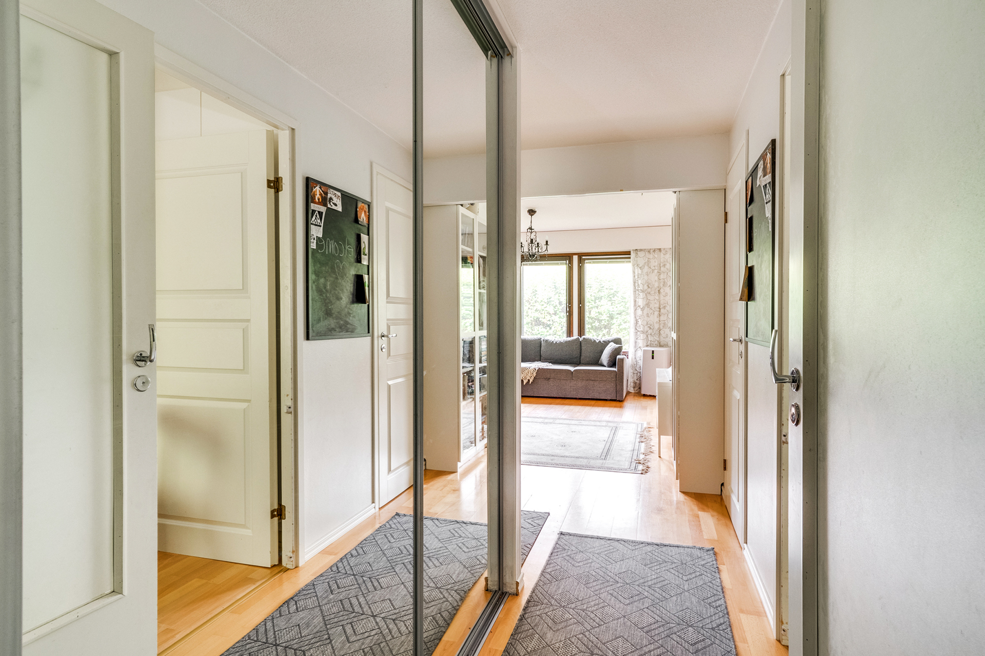 Eteisessä liukuovikaapisto