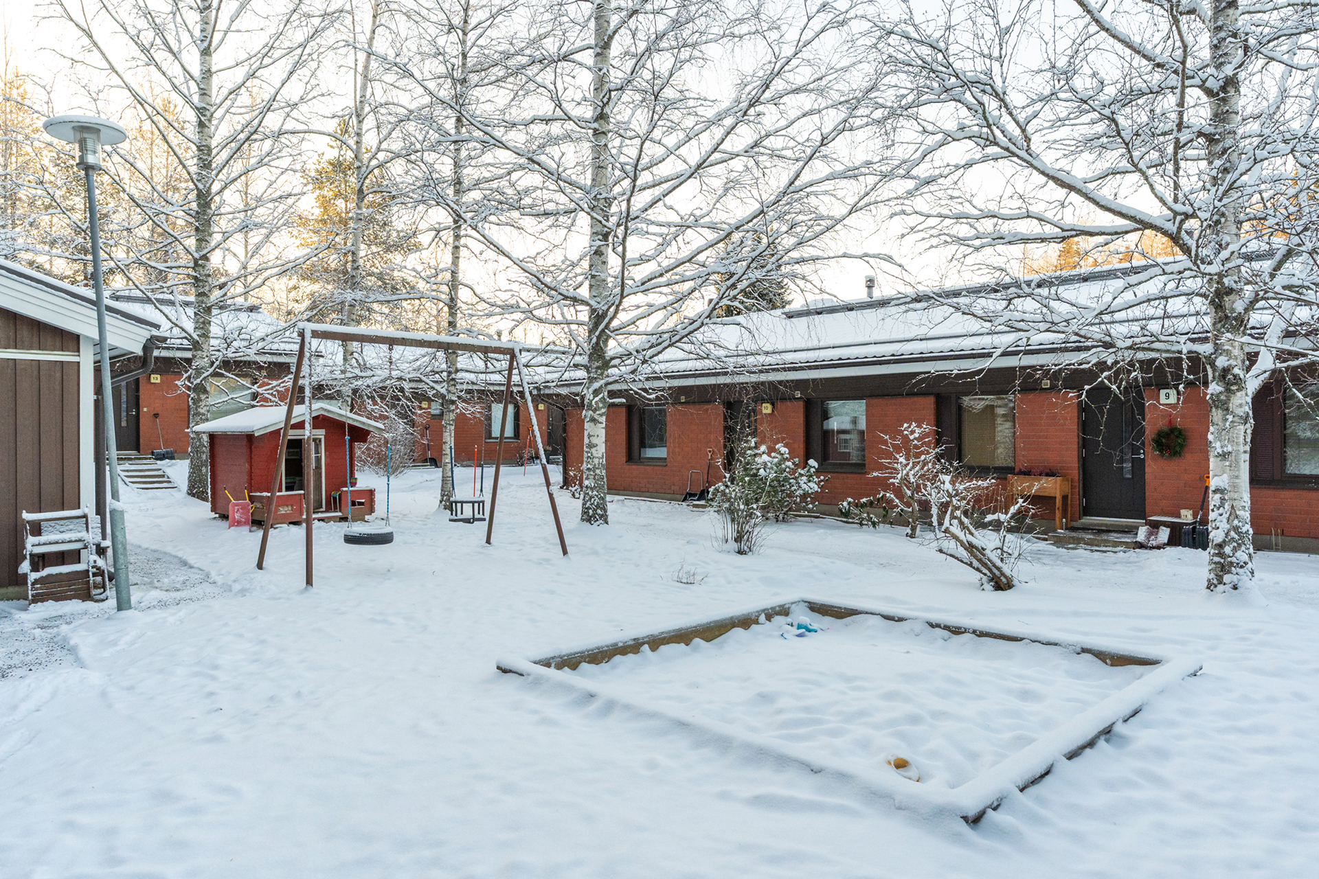 Taloyhtiön suojaisa leikkipiha