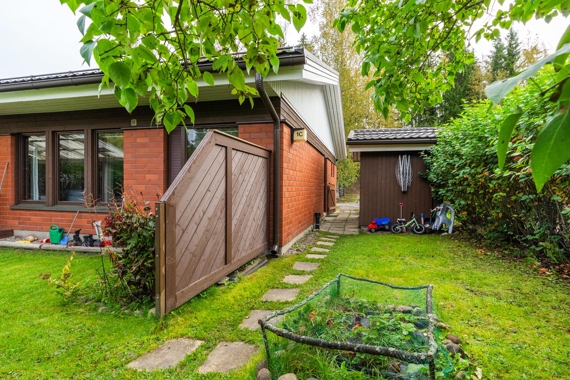 Asunnolle kuuluu erillinen (kylmä) ulkovarasto oikealla 