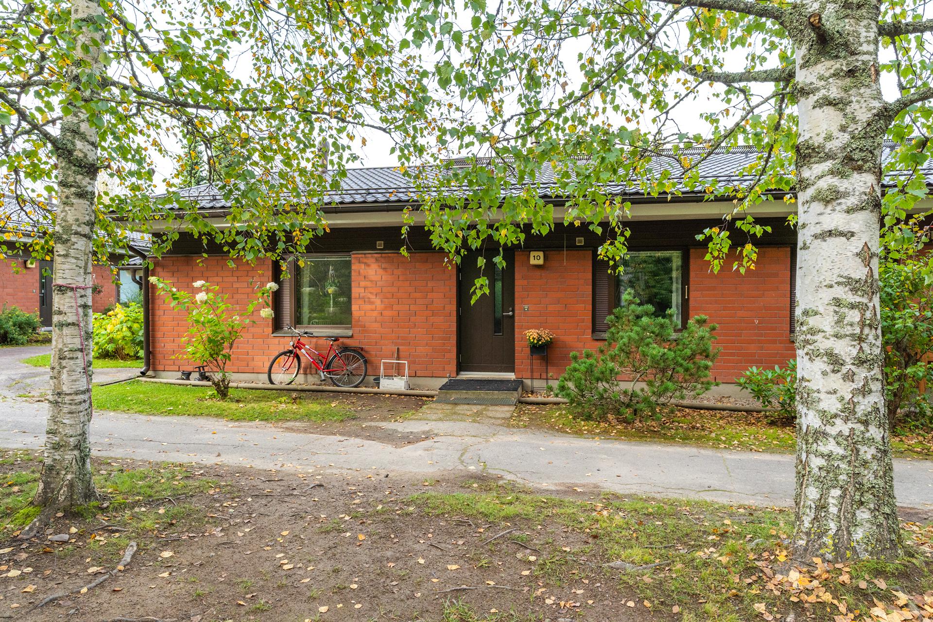 Sisäänkäynti ja etupiha