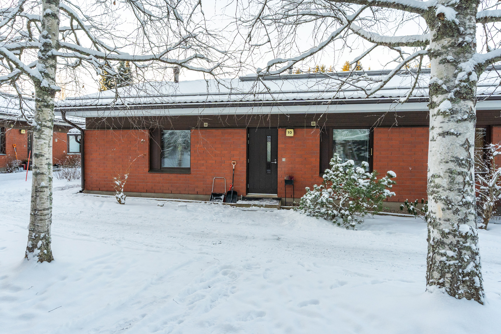 Sisäänkäynti ja etupiha