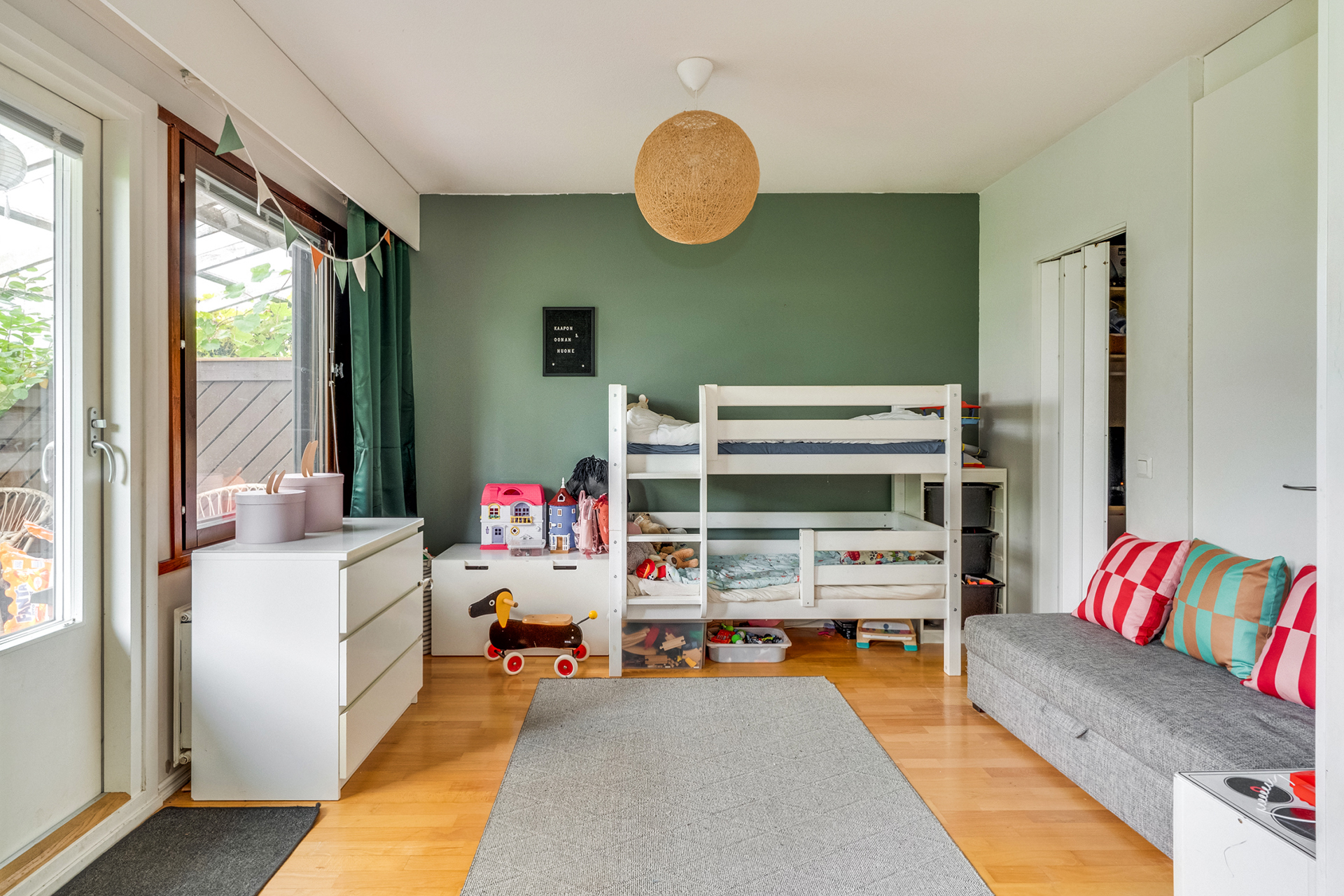 Makuuhuone 1, vaatehuone oikealla