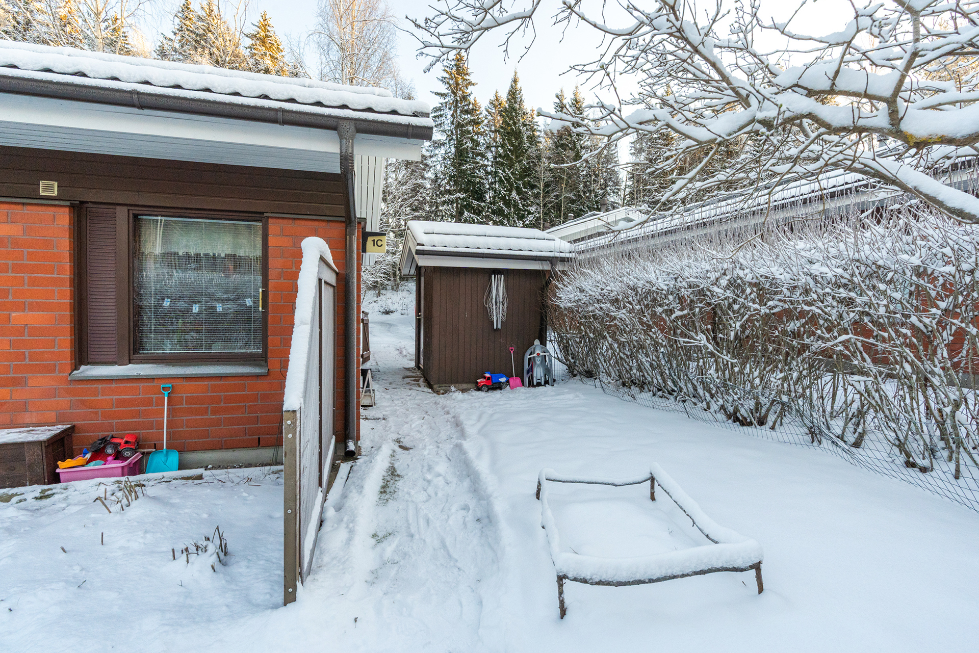 Asunnolle kuuluu oma ulkovarasto talon päädyssä