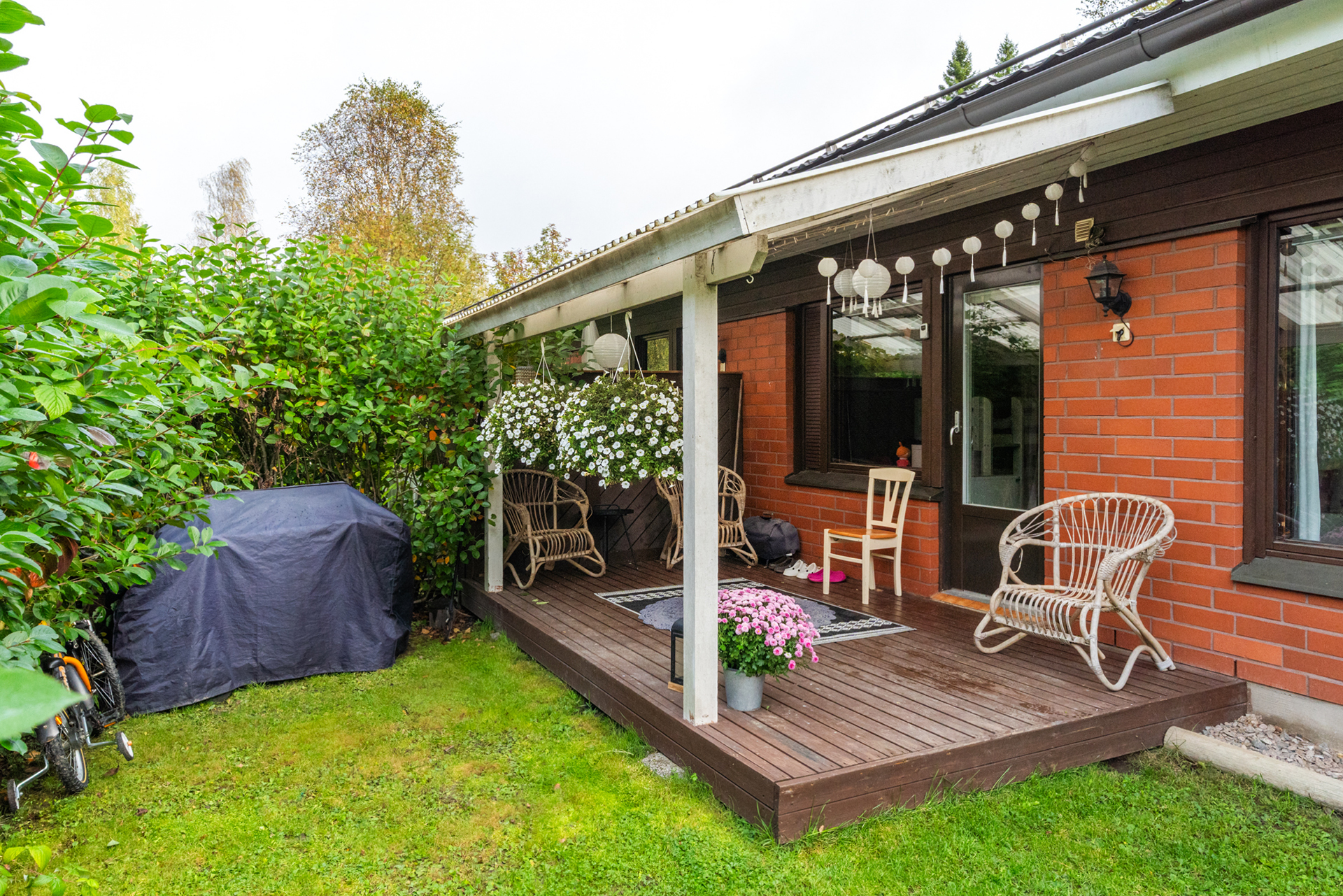 Viihtyisä terassi ja piha iltapäivän aurinkoon