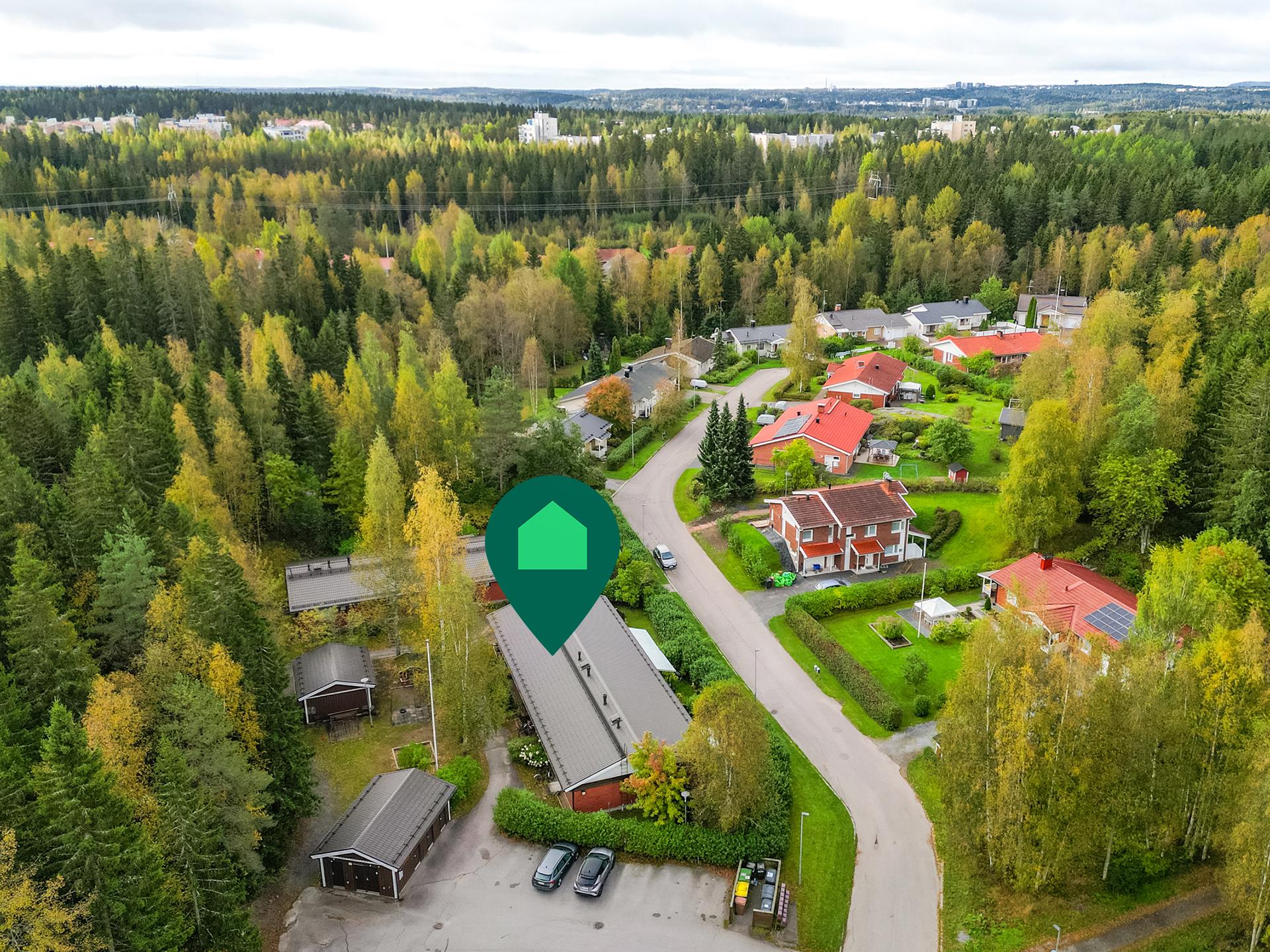 Todella rauhallinen sijainti, päättyvä katu ja upeat lenkkeilymaastot miltei kotiovelta