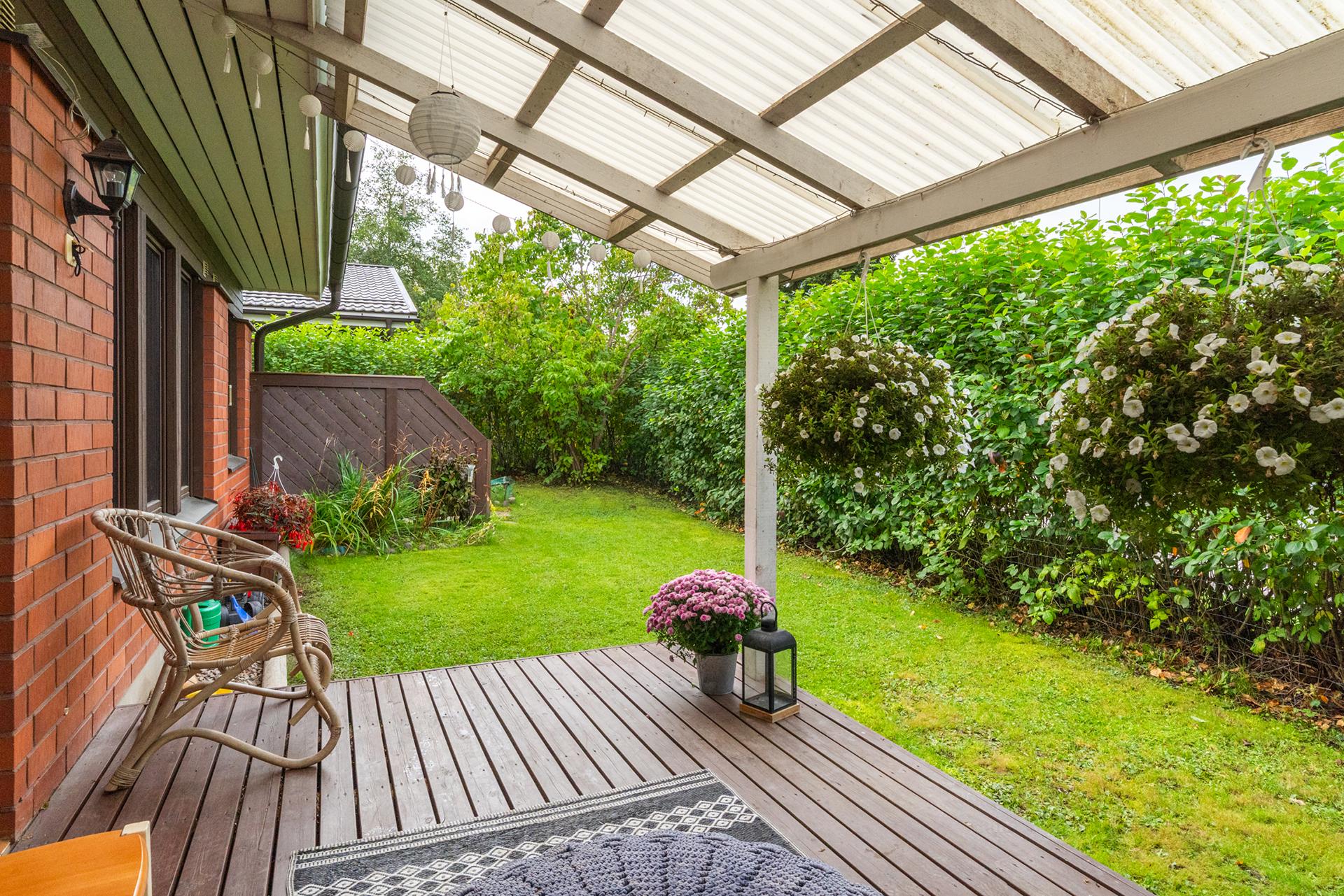 Vehreä ja suojaisa pihapiiri