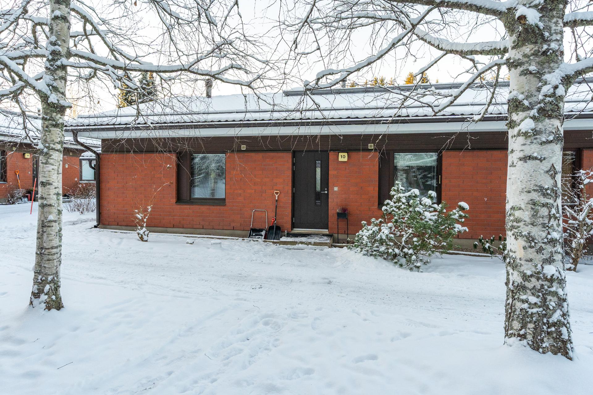 Sisäänkäynti ja etupiha